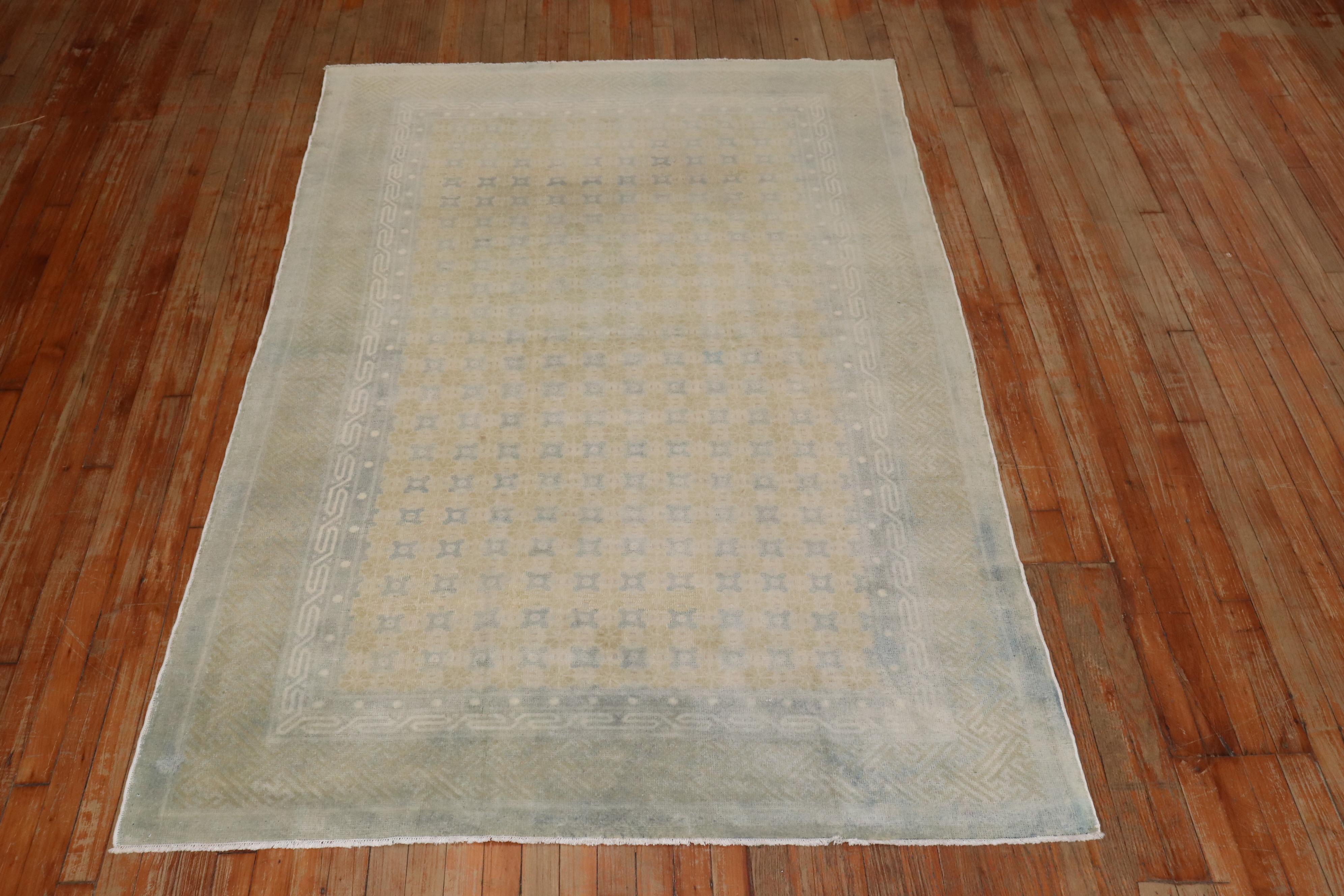 Zabihi Collection Gedämpfter antiker chinesischer Teppich (Wolle) im Angebot