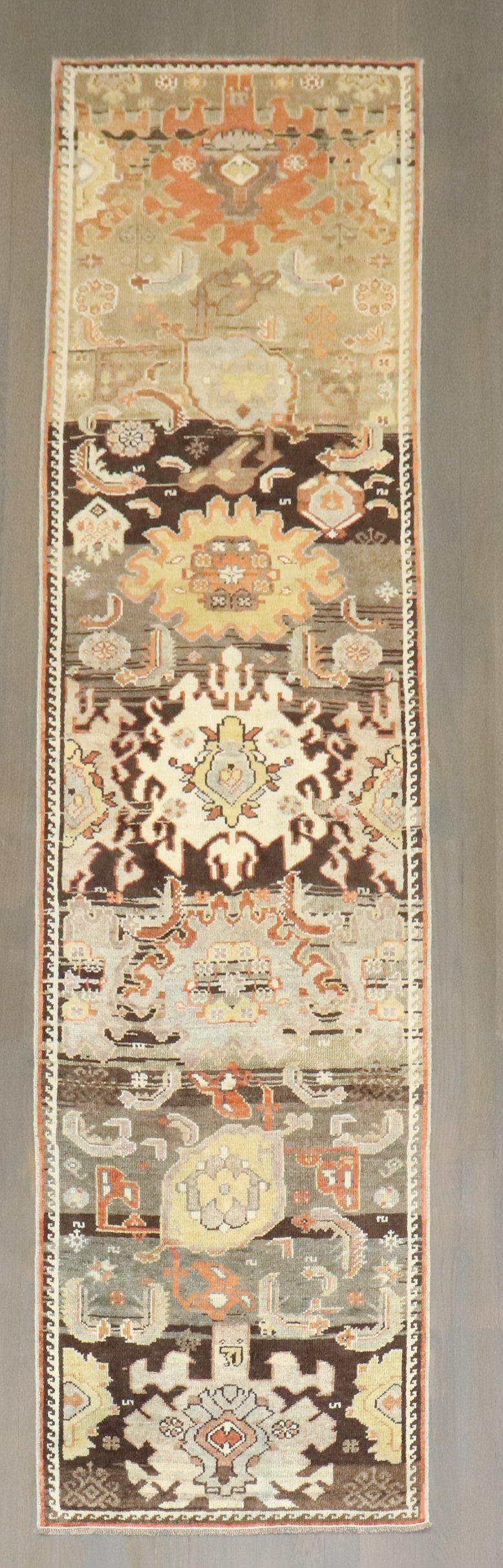 Tapis de couloir tribal persan ancien étroit du nord-ouest de la collection Zabihi en vente 2