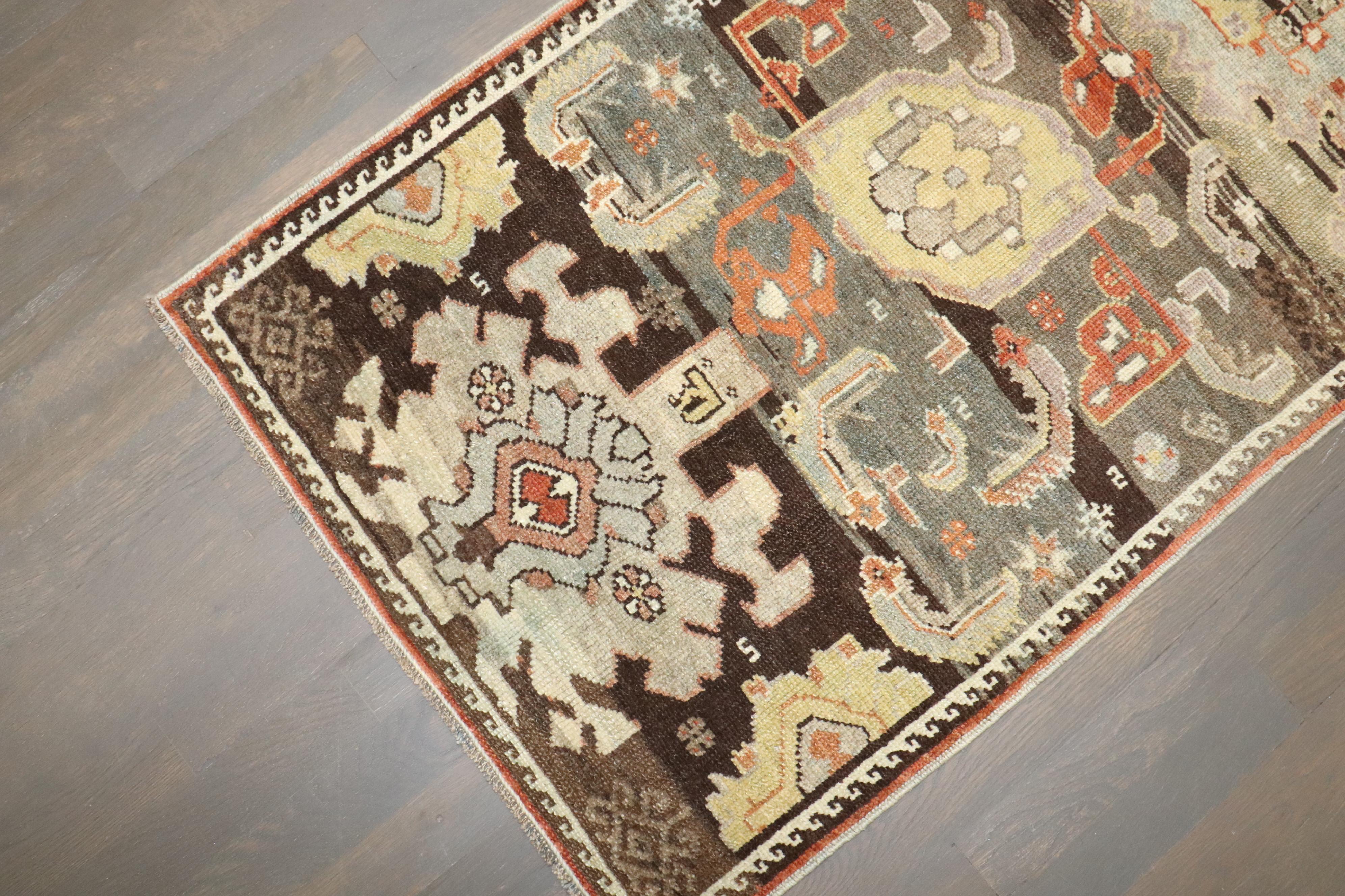 Tapis de couloir tribal persan ancien étroit du nord-ouest de la collection Zabihi en vente 3