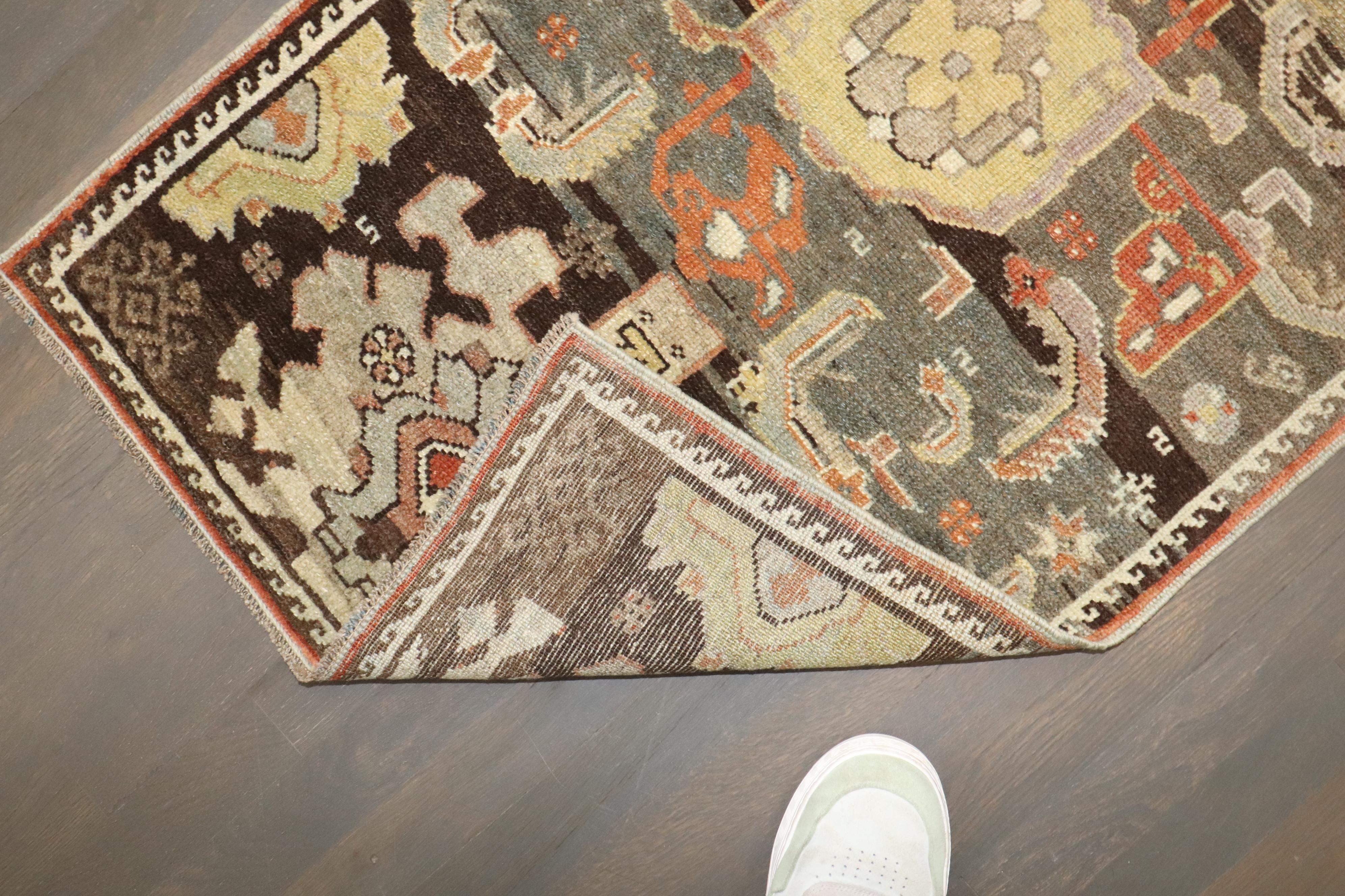 Un étroit chemin de table persan du Nord-Ouest du début du 20e siècle, avec de grandes palmettes sur un champ multiabrasé sur l'ensemble de la surface.

Détails
rug no.	j4463
taille	2' 3