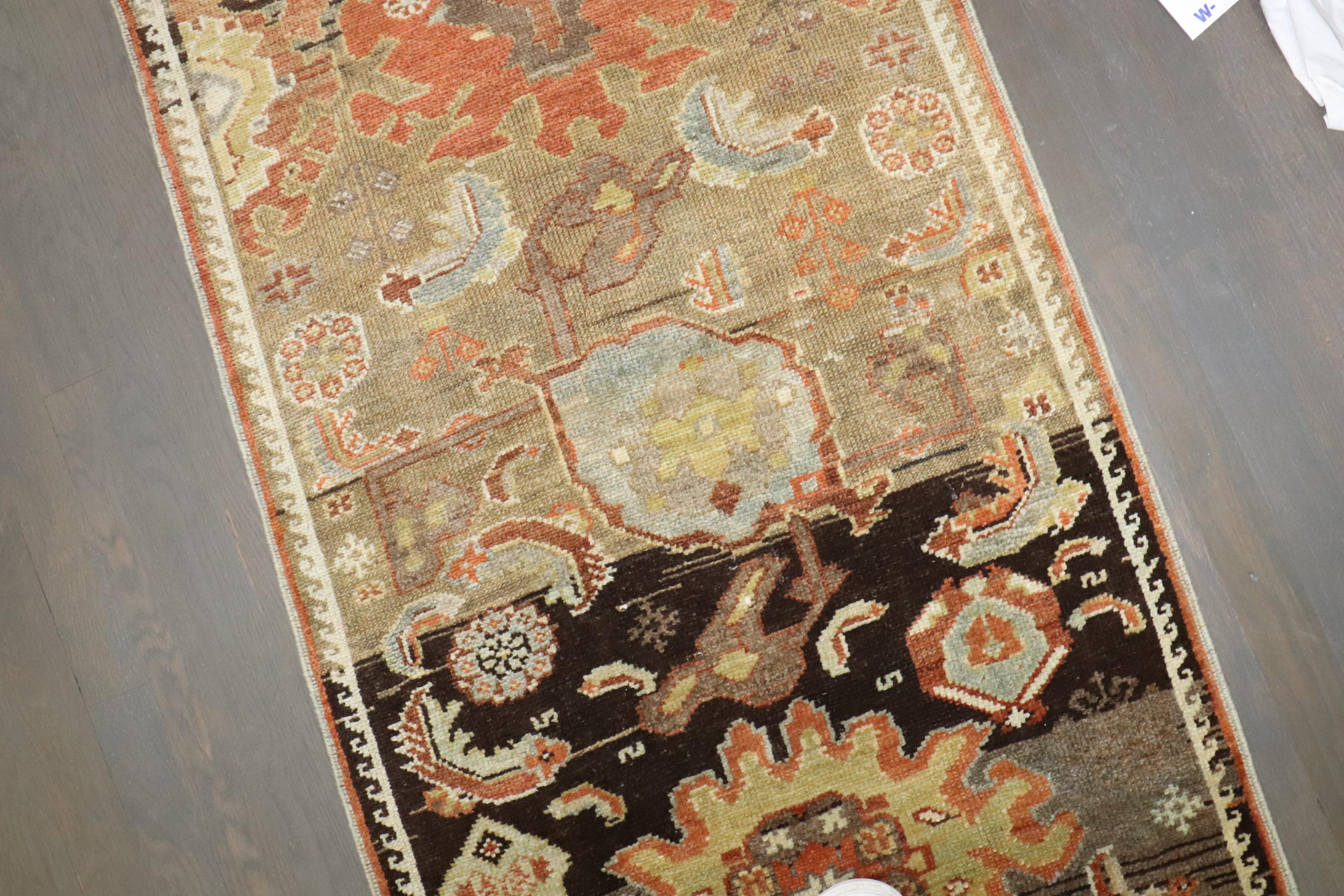 Perse Tapis de couloir tribal persan ancien étroit du nord-ouest de la collection Zabihi en vente