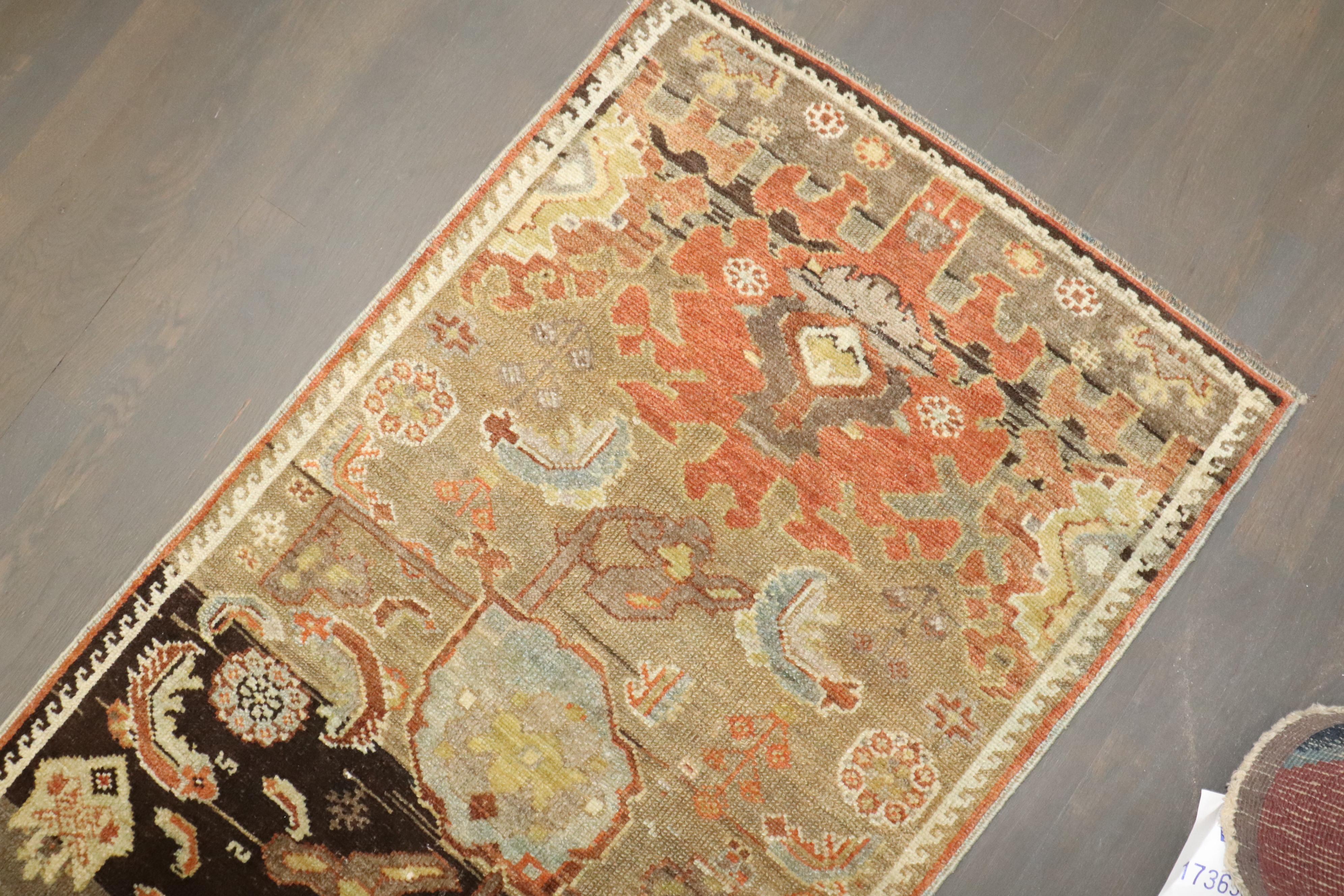 Tissé à la main Tapis de couloir tribal persan ancien étroit du nord-ouest de la collection Zabihi en vente