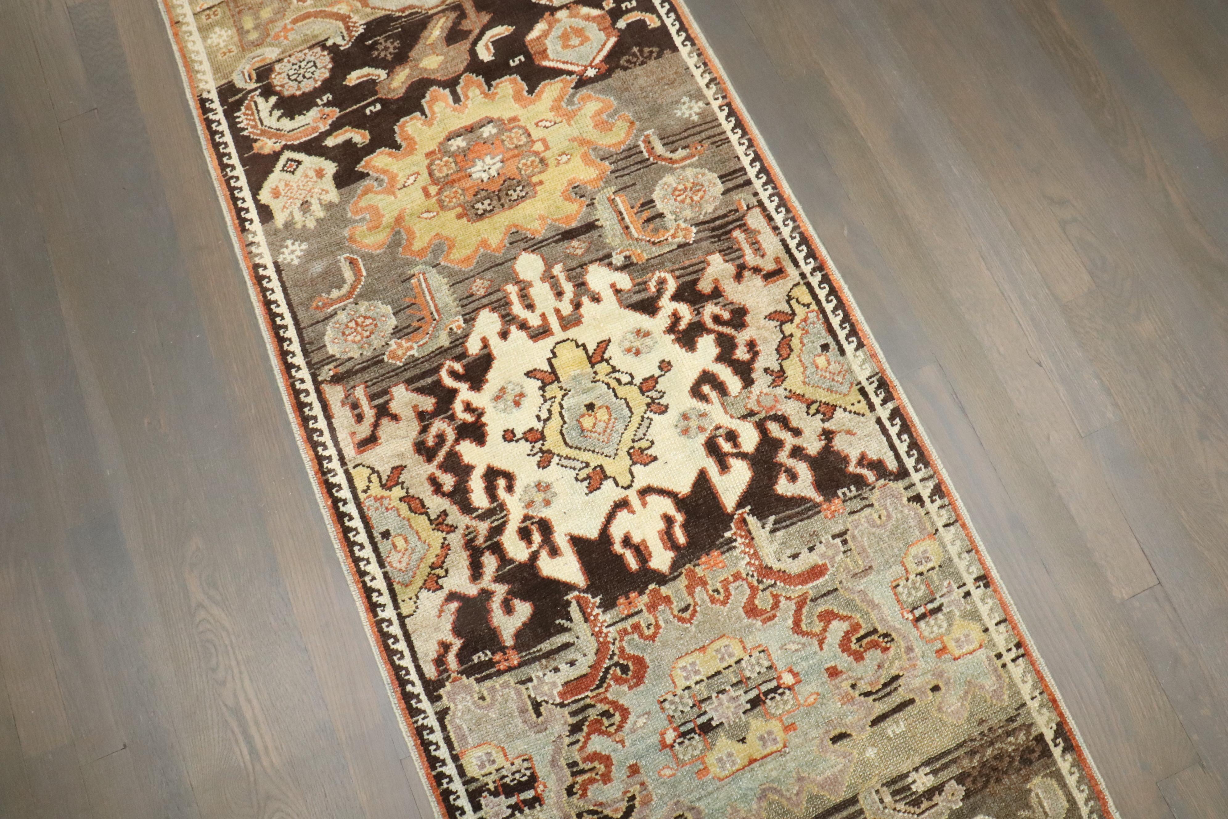 20ième siècle Tapis de couloir tribal persan ancien étroit du nord-ouest de la collection Zabihi en vente