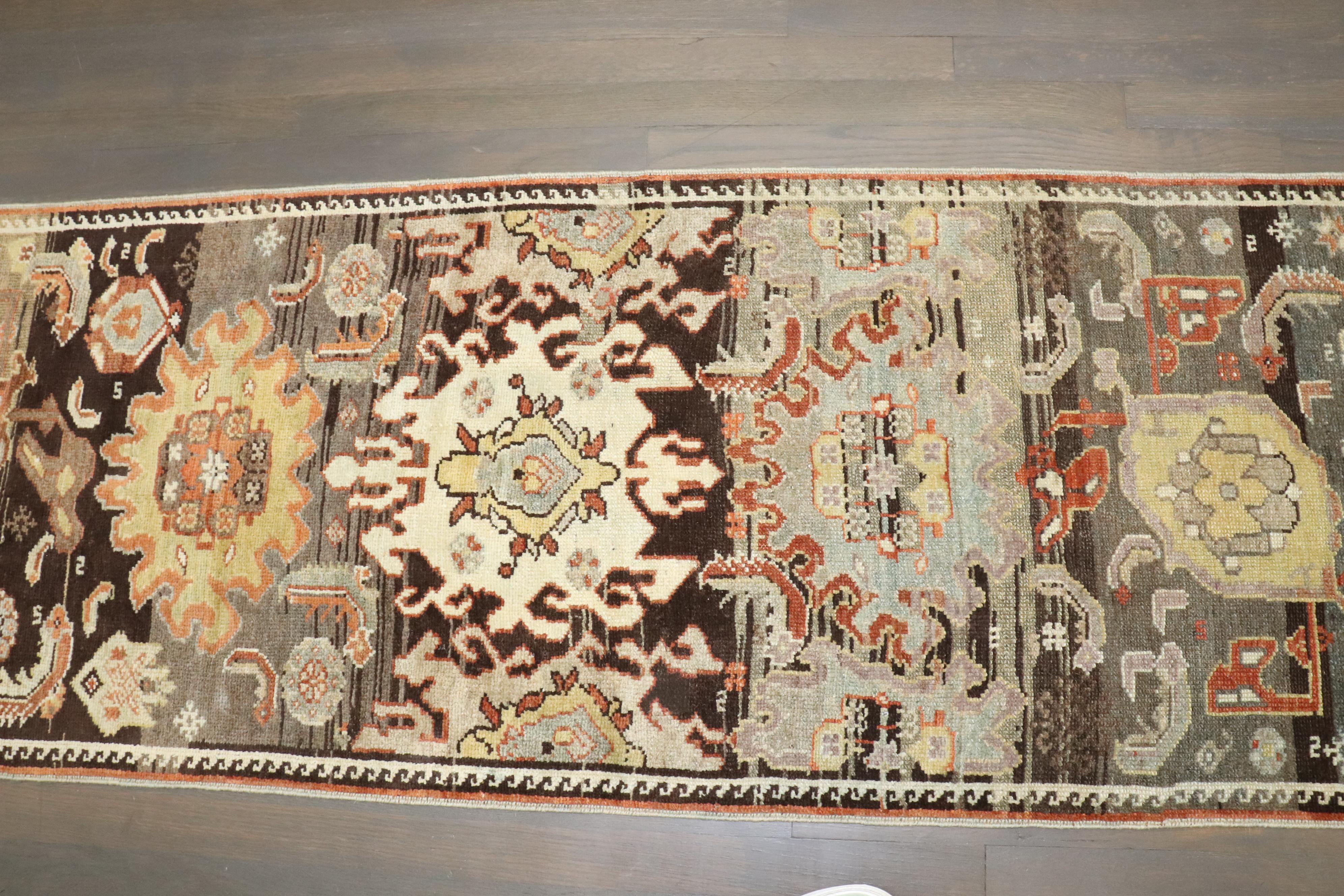 Laine Tapis de couloir tribal persan ancien étroit du nord-ouest de la collection Zabihi en vente