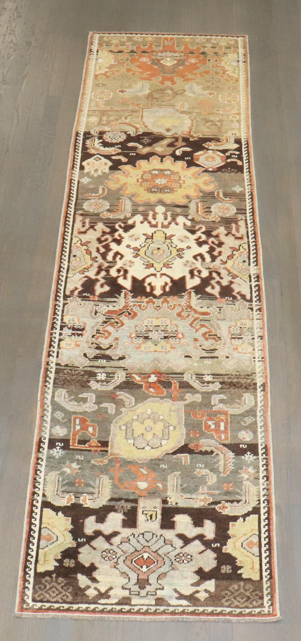 Tapis de couloir tribal persan ancien étroit du nord-ouest de la collection Zabihi en vente 1