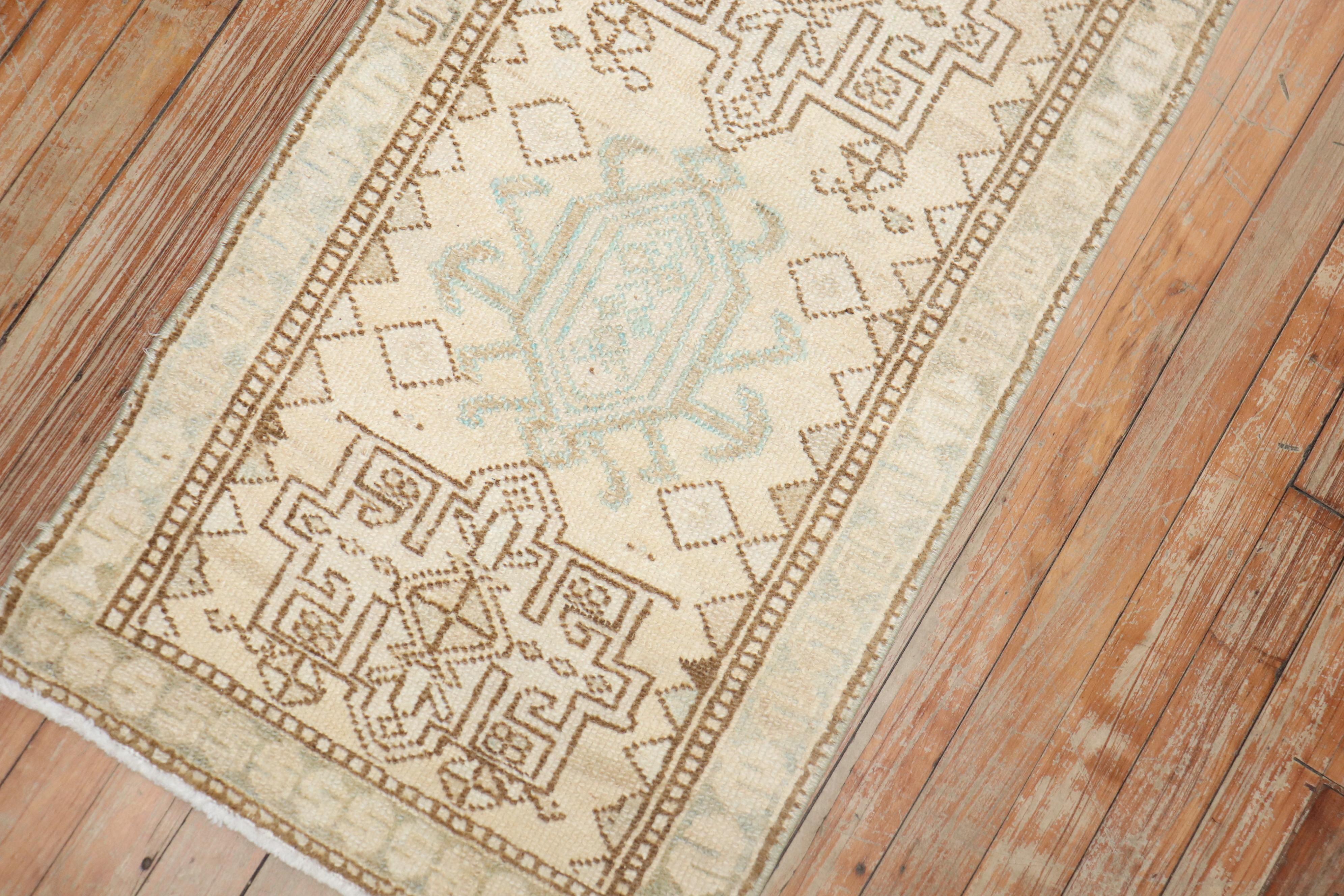 Un runner persiano Heriz molto stretto della metà del XX secolo

Dettagli
rug no.	j3981
dimensione	1' 9