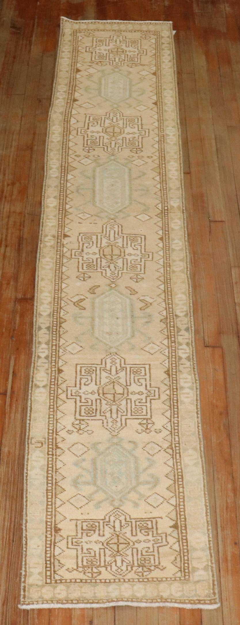 Tribale Runner Zabihi Collection Narrow Antique Persian Heriz in vendita