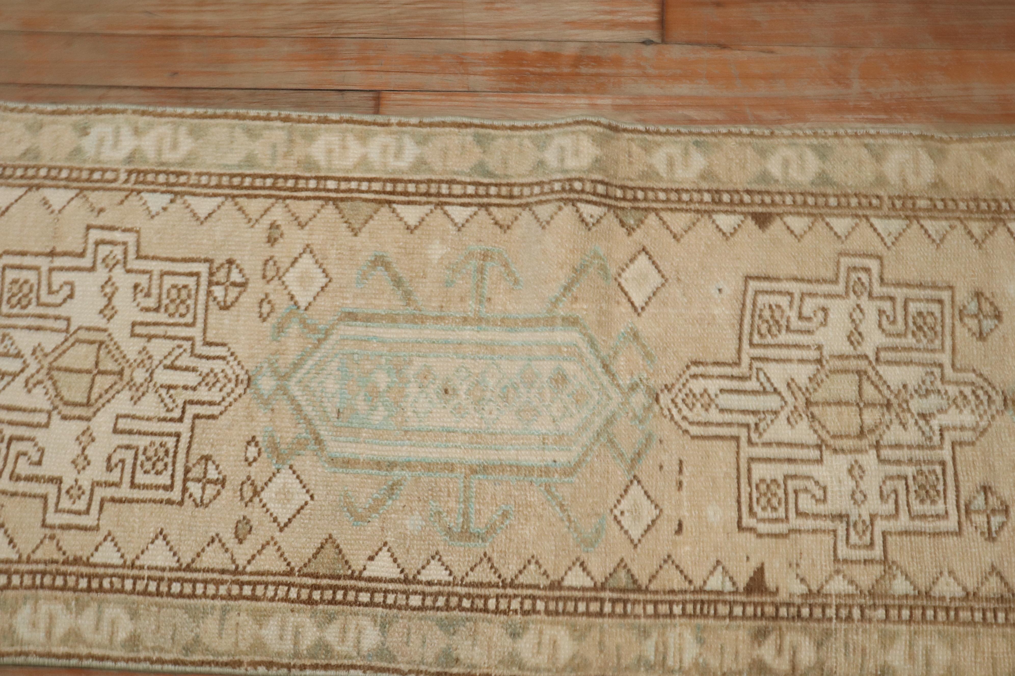 Tessuto a mano Runner Zabihi Collection Narrow Antique Persian Heriz in vendita