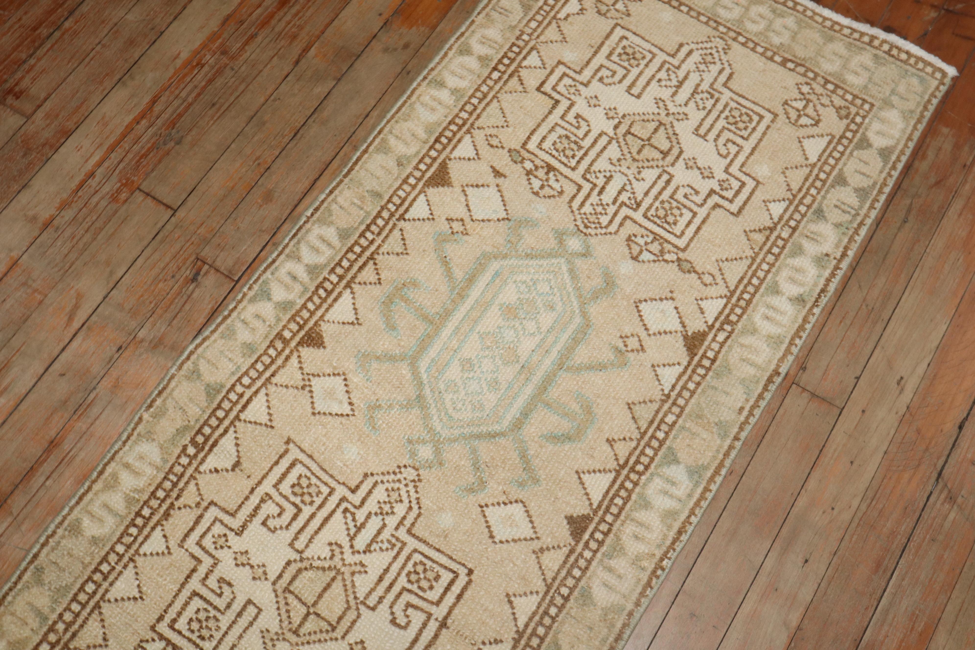 Runner Zabihi Collection Narrow Antique Persian Heriz In condizioni buone in vendita a New York, NY