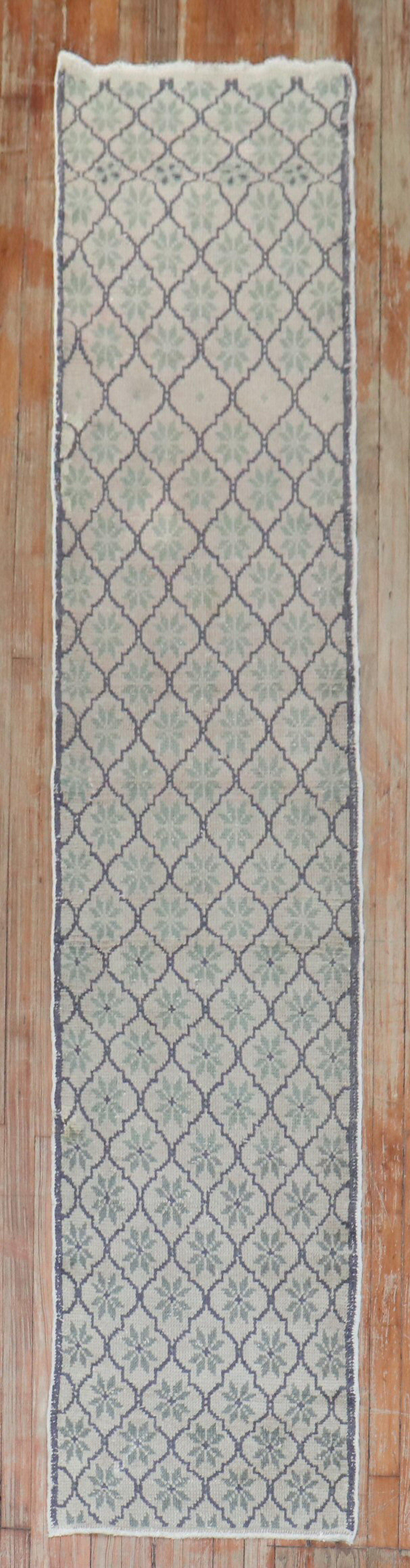 Runner decorativo Vintage Konya unico nel suo genere con un motivo ripetitivo senza bordi nei toni della terra.

Misure: 1'11'' x 9'1''