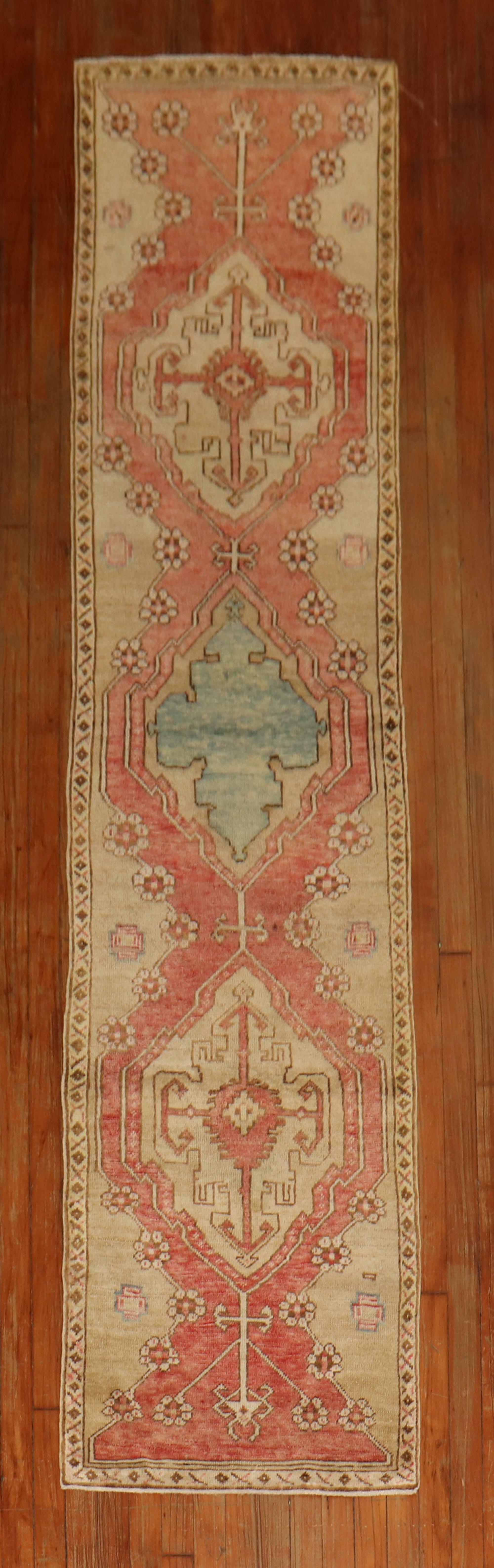 Tapis de couloir turc étroit vintage de la collection Zabihi Bon état - En vente à New York, NY