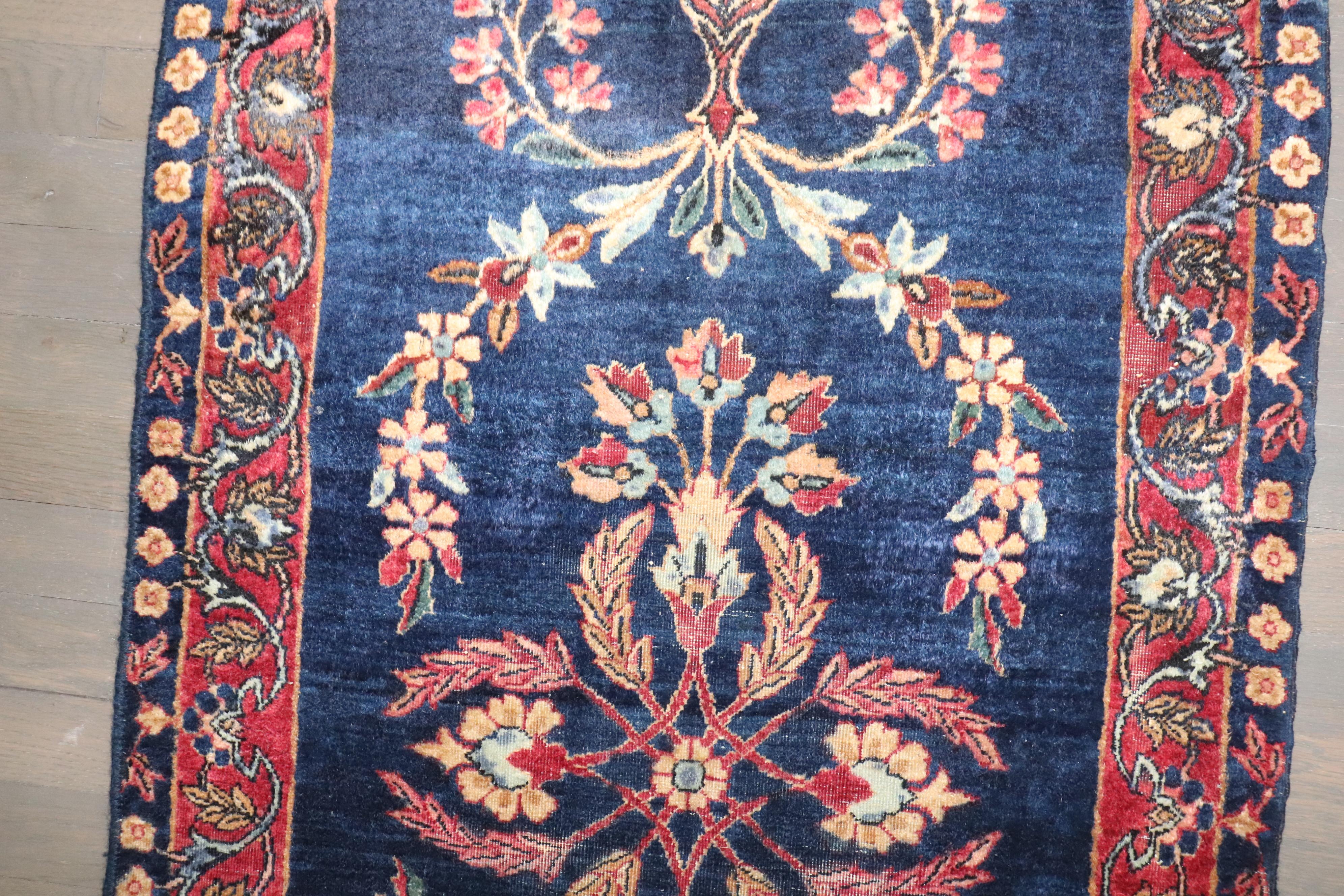 un Tappeto INDO- Sarouk Navy dell'inizio del XX secolo

Dettagli
rug no.	j4345
dimensione	2' 3