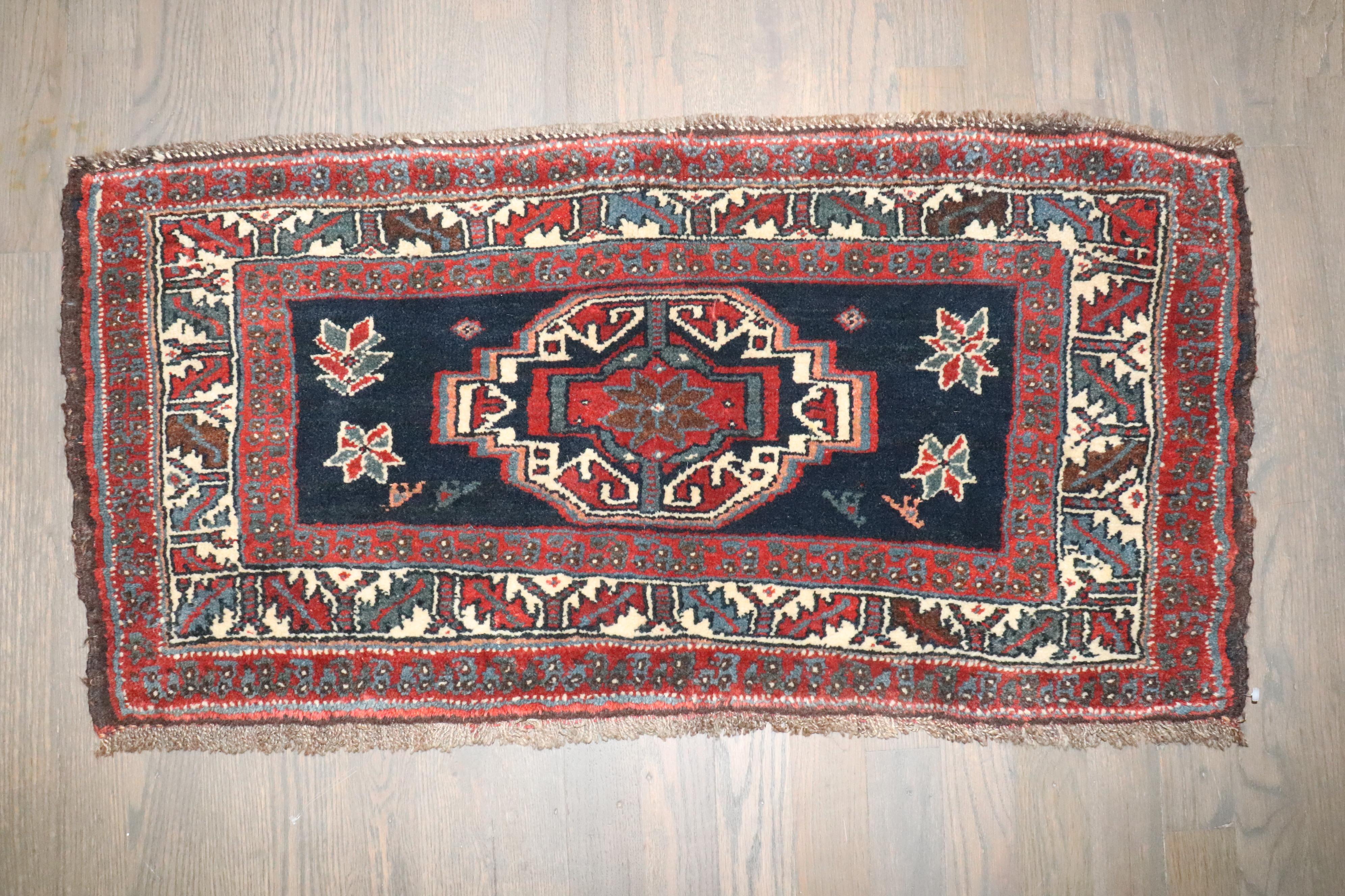 Mini Alfombra Persa Antigua Veramin Colección Zabihi Azul Marino Rústico en venta