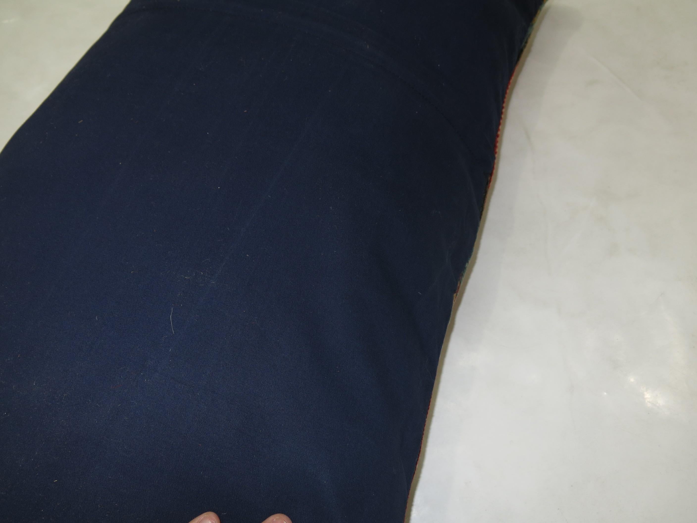 Das Kissen ist aus einem kaukasischen Karabagh-Teppich gefertigt.

Maße: 17'' x 18''.