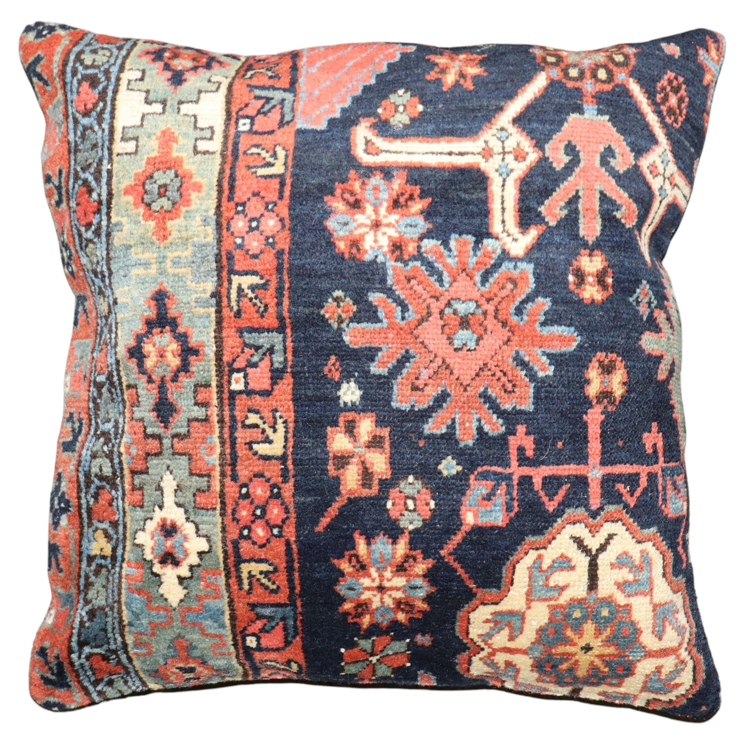 Coussin en forme de grand tapis carré traditionnel bleu marine de la collection Zabihi en vente