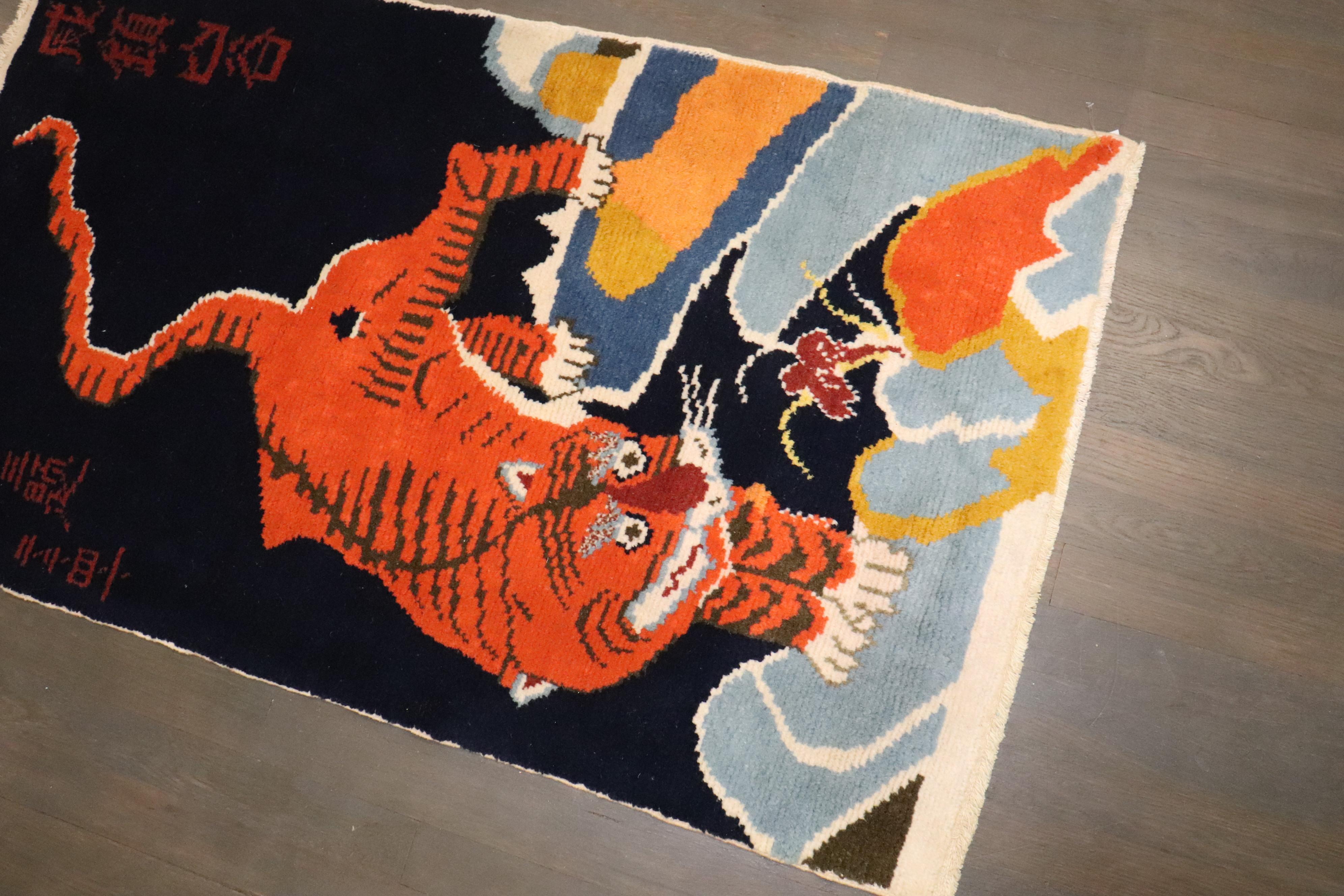 un tappeto tigrato tibetano della fine del XX secolo

Misure: 2'4'' x 4'