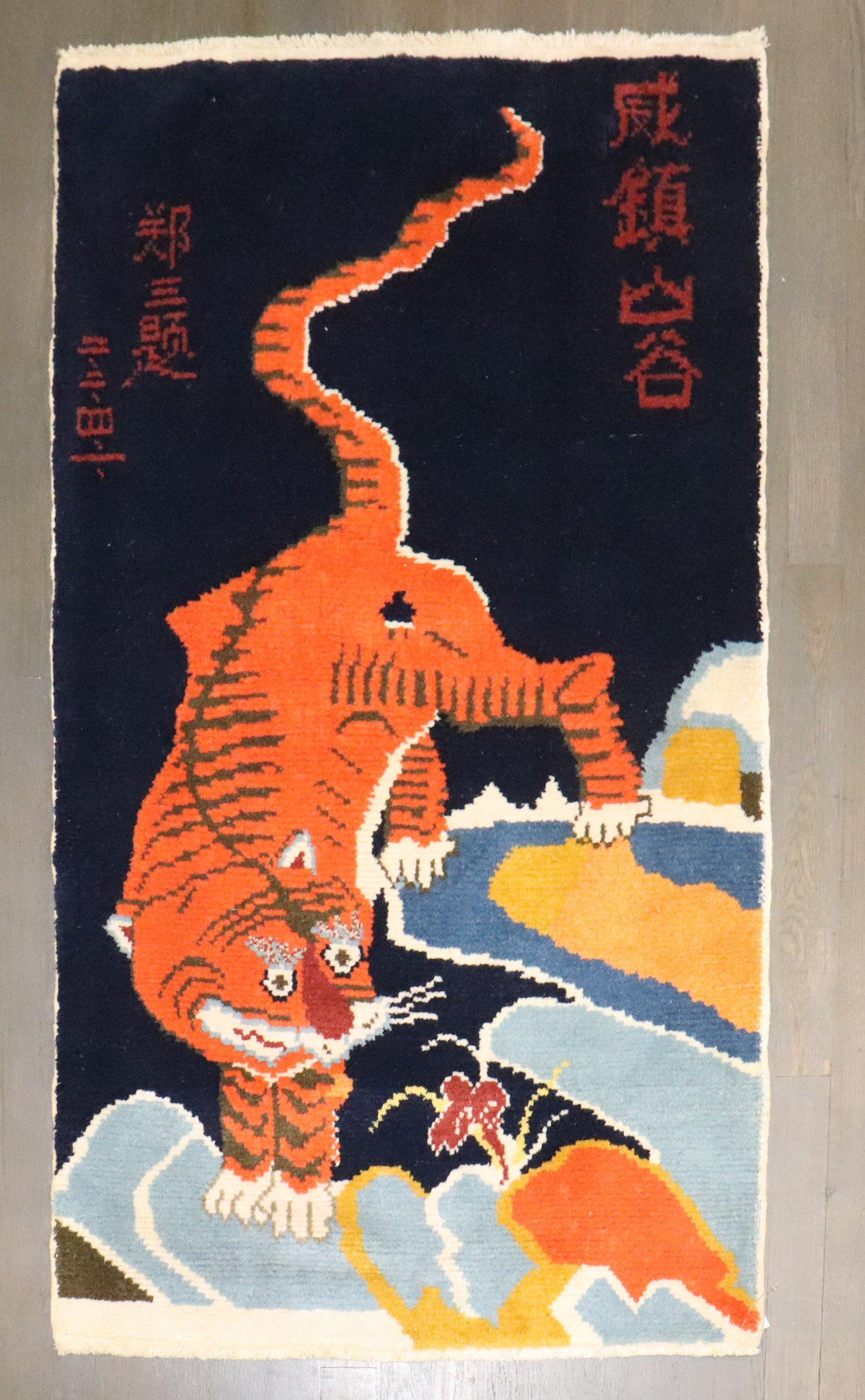 Annodato a mano Tappeto Zabihi Collection'S Navy Vintage Tibetan Tiger in vendita