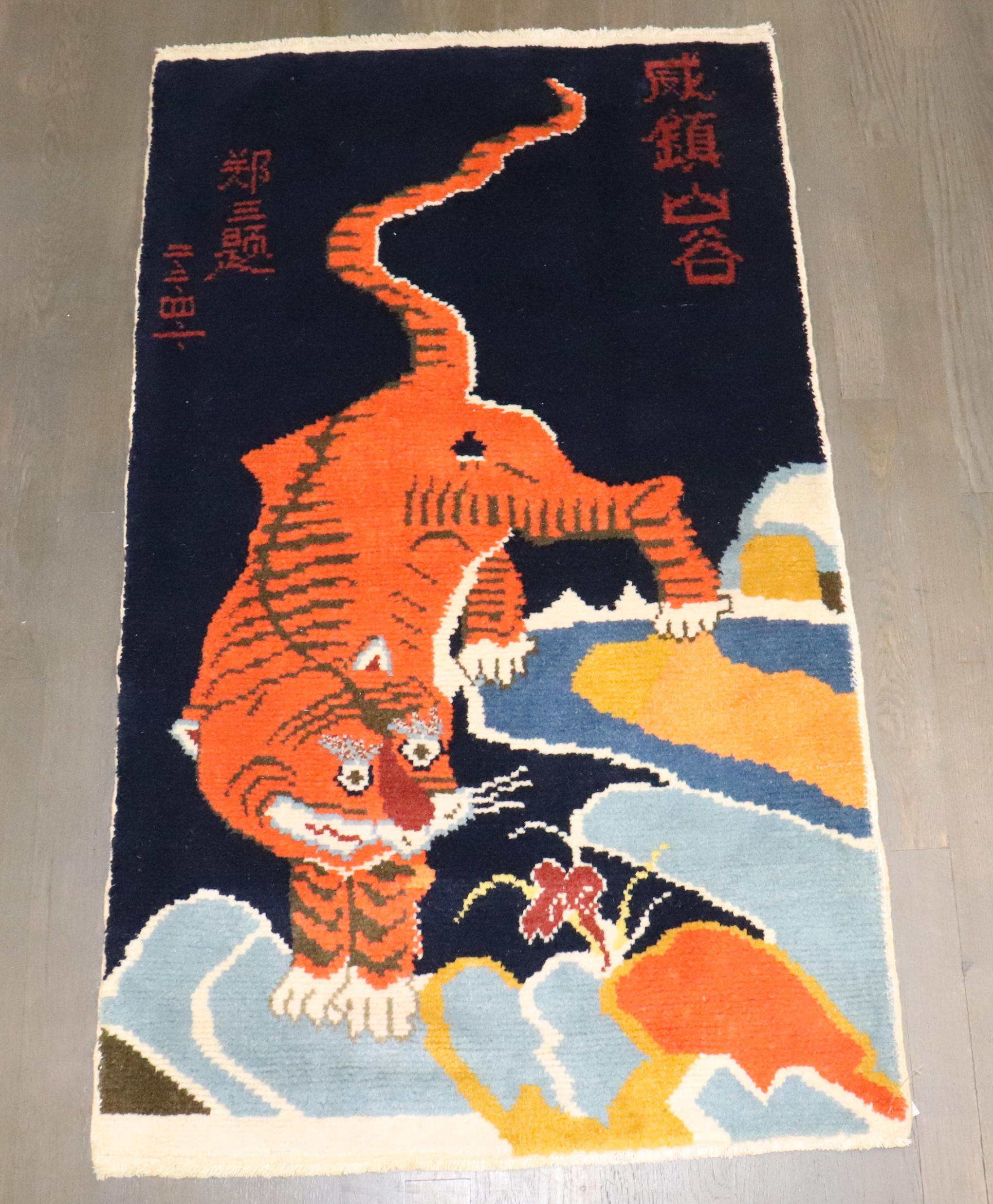 Tappeto Zabihi Collection'S Navy Vintage Tibetan Tiger In condizioni buone in vendita a New York, NY