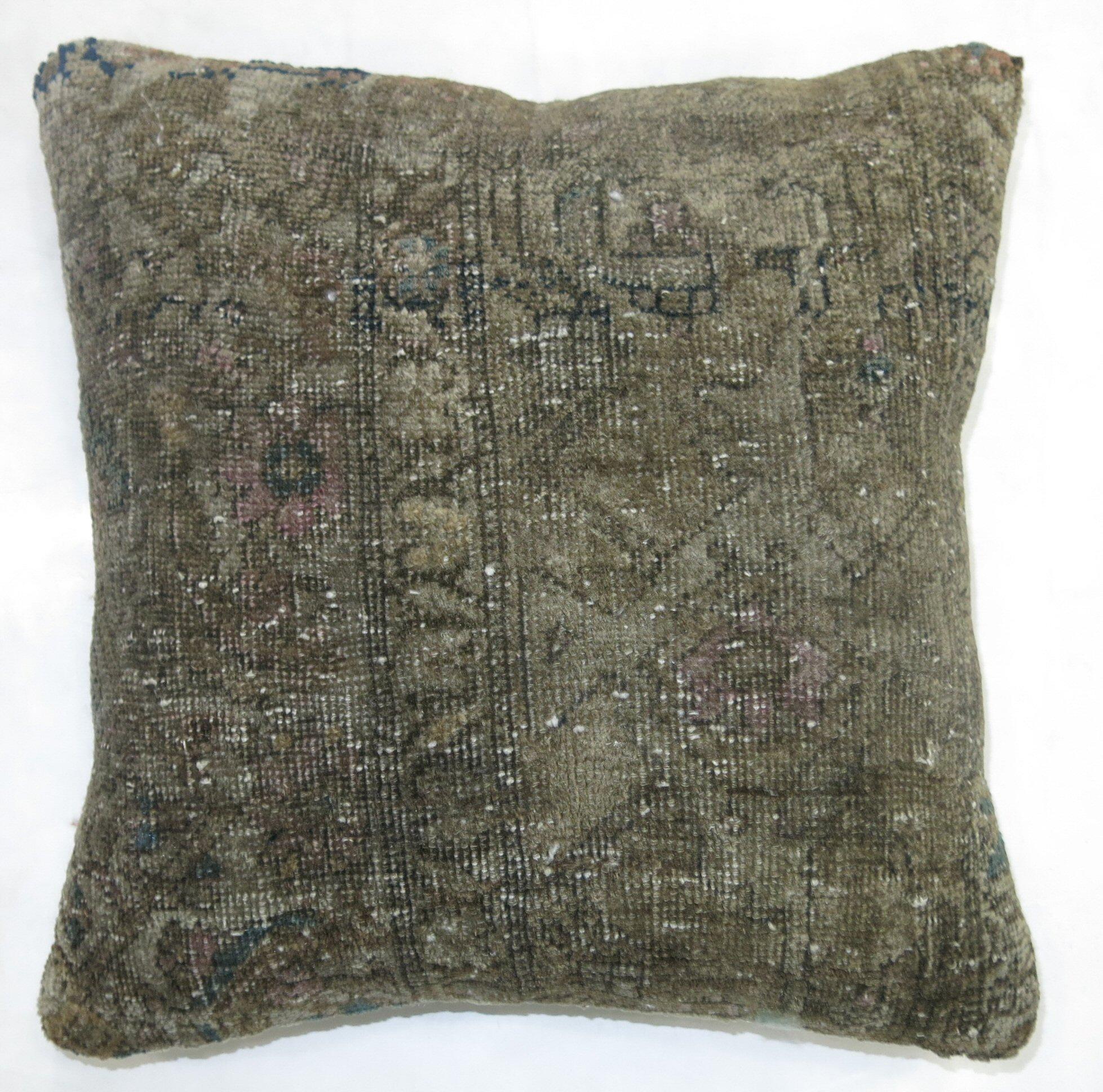Un cuscino decorativo ricavato da un tappeto persiano neutro.

16'' x 16''