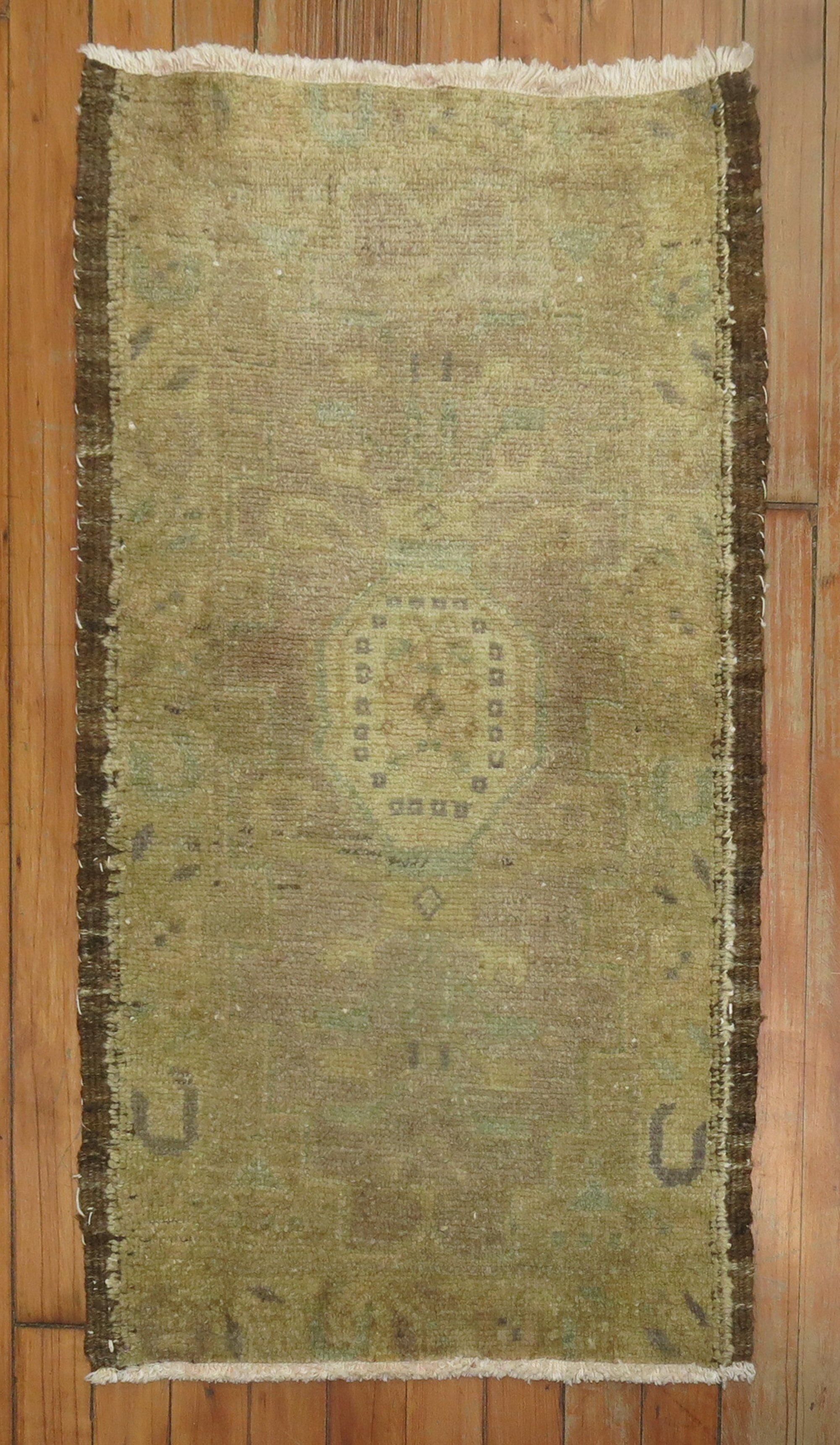 Zabihi Collection Neutraler Lavendel Türkischer Bettvorleger (Gustavianisch) im Angebot