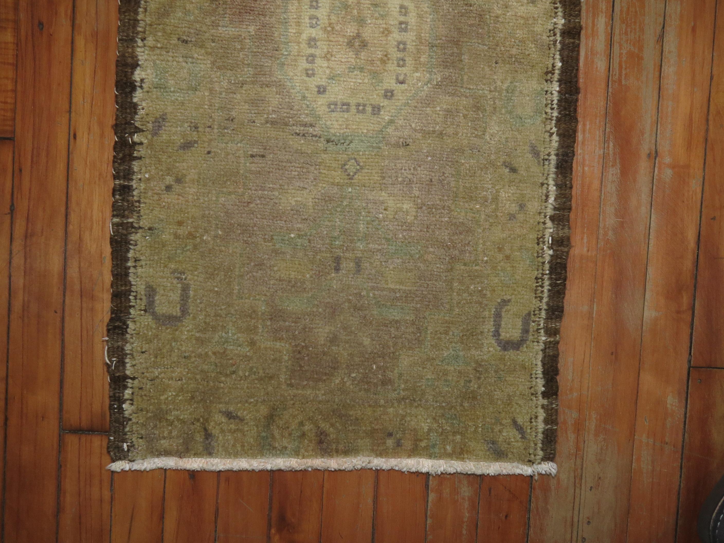 Zabihi Collection Neutraler Lavendel Türkischer Bettvorleger (Handgeknüpft) im Angebot