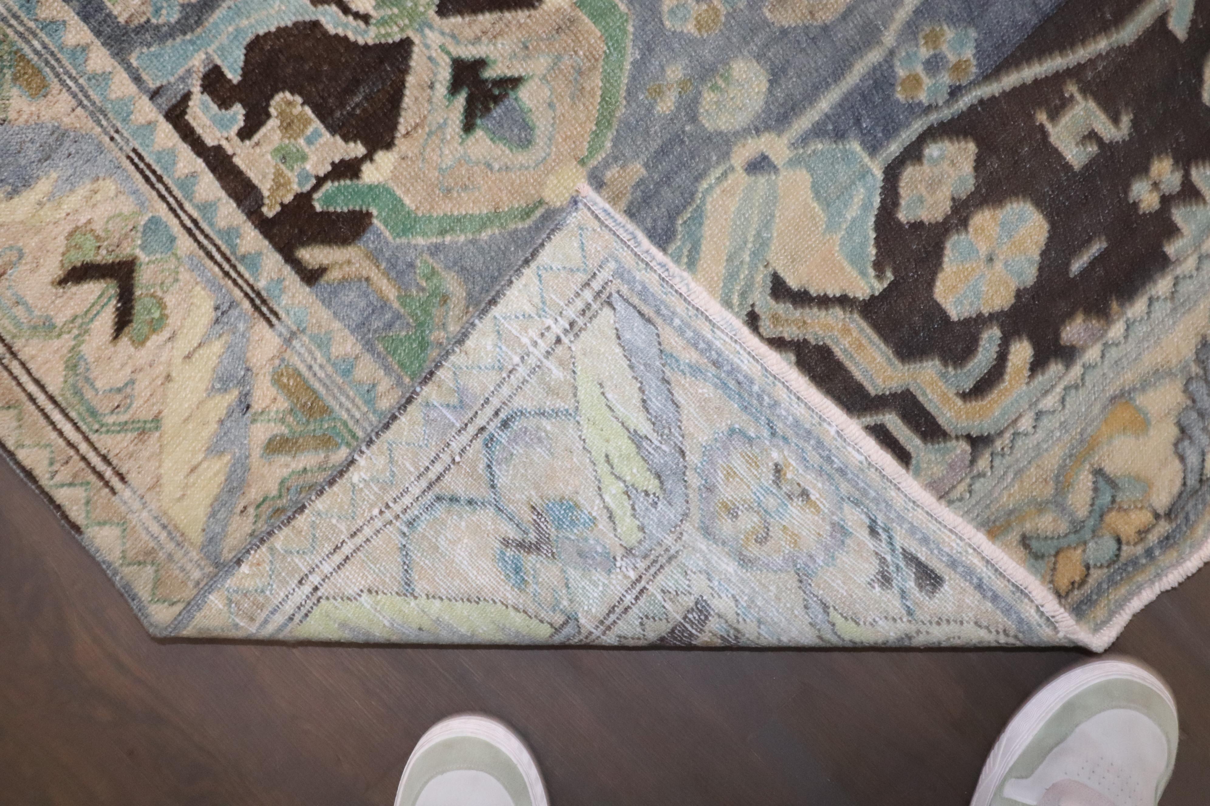 Tapis persan du nord-ouest de forme carrée intermédiaire dans de jolis tons de bleu et de vert

Détails
rug no.	j4076
taille	7' 5
