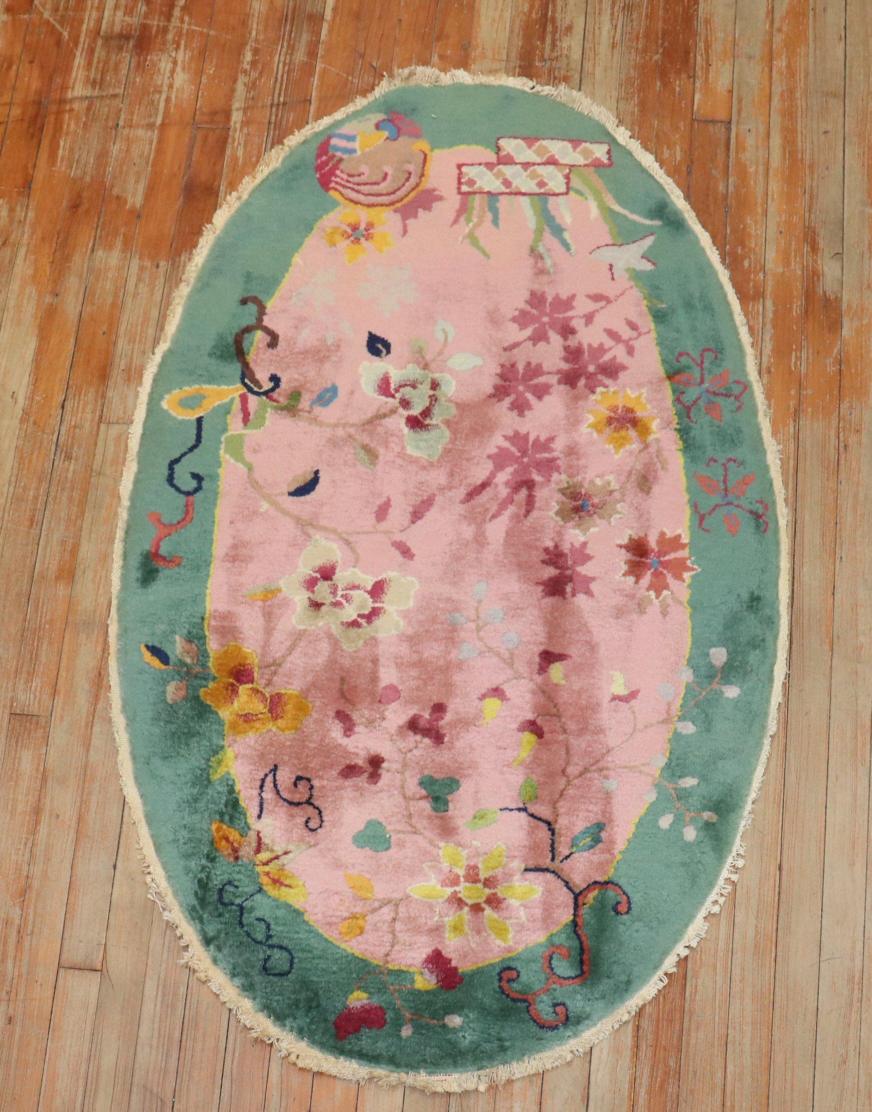 Seltener ovalförmiger grüner chinesischer Art-Déco-Teppich.

Maße: 3' x 4'11''

Chinesische Art-Déco-Teppiche sind bekannt für ihre auffällige Mischung aus asymmetrischen Mustern, leuchtenden Farben und traditionellen Motiven, die kühn, schön und