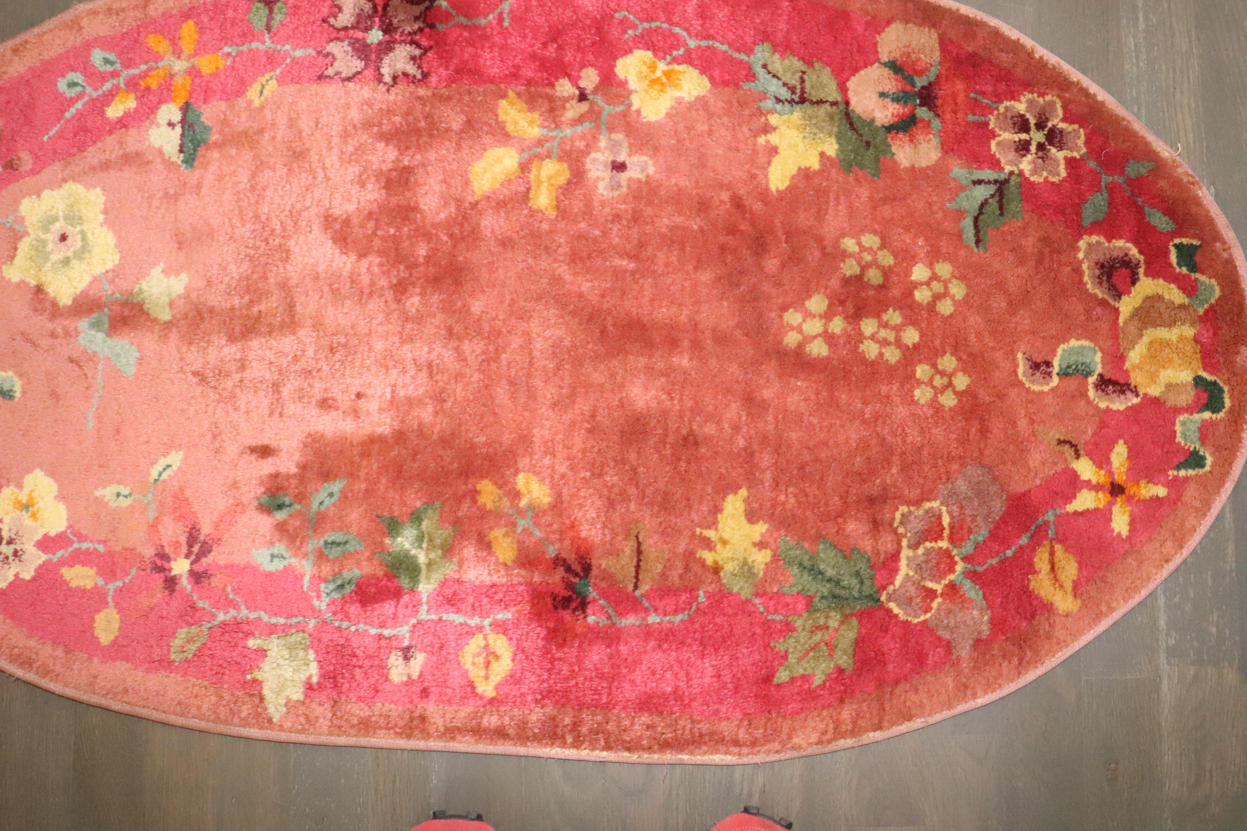 Seltene ovale Form  Chinesischer Art-Déco-Teppich.

Maße: 2' x 3'9''

Chinesische Art-Déco-Teppiche sind bekannt für ihre auffällige Mischung aus asymmetrischen Mustern, leuchtenden Farben und traditionellen Motiven, die kühn, schön und ziemlich