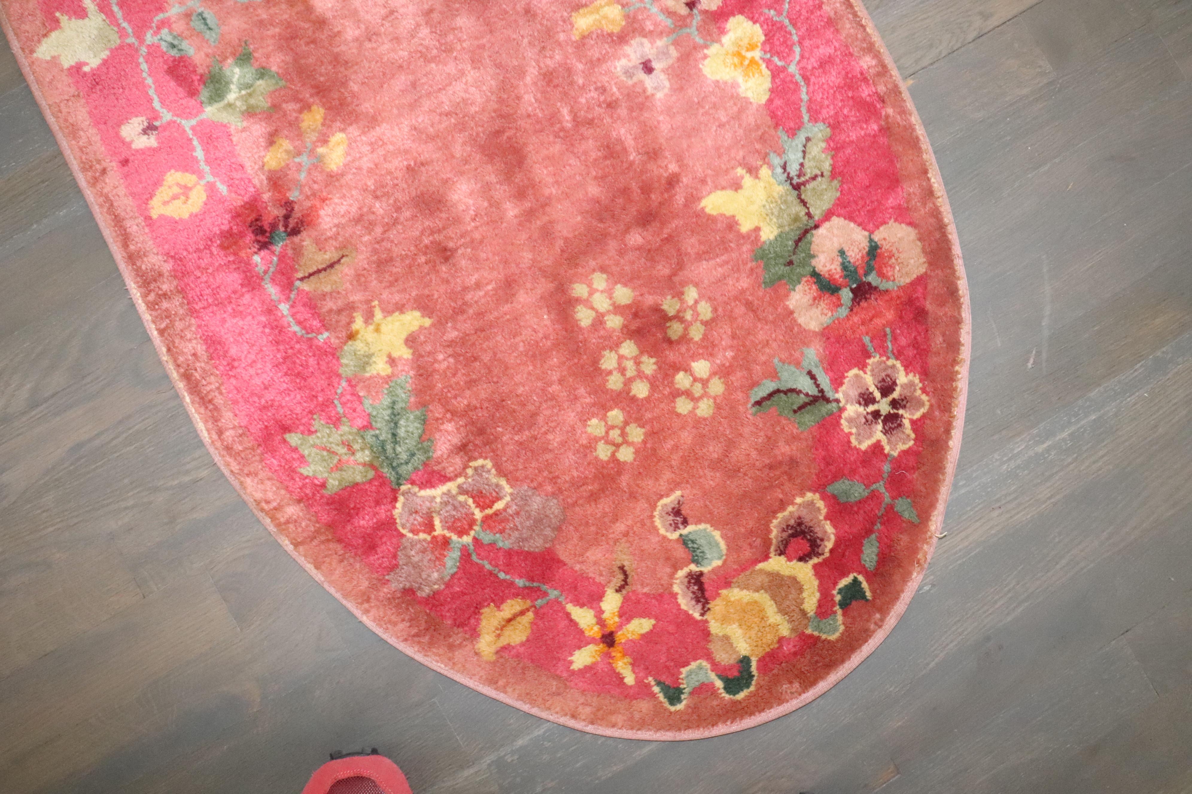Ovaler chinesischer Art-Déco-Teppich aus der Zabihi-Kollektion (Handbemalt) im Angebot