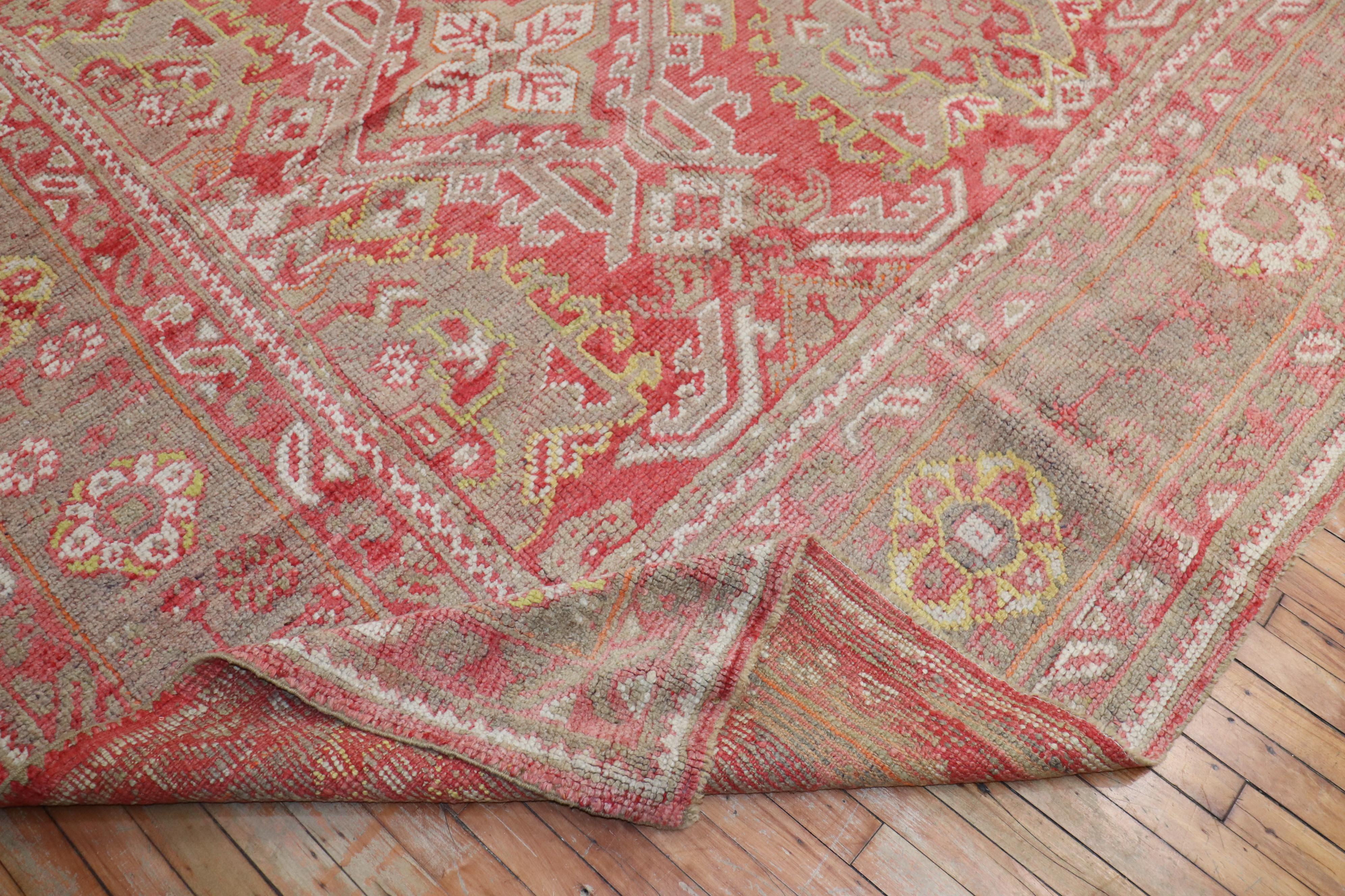 Il disegno del granchio infame all-over caratterizza questo antico tappeto oushak di grandi dimensioni risalente ai primi anni del XX secolo.

Dettagli
rug no.	j2161
dimensione	11' 5