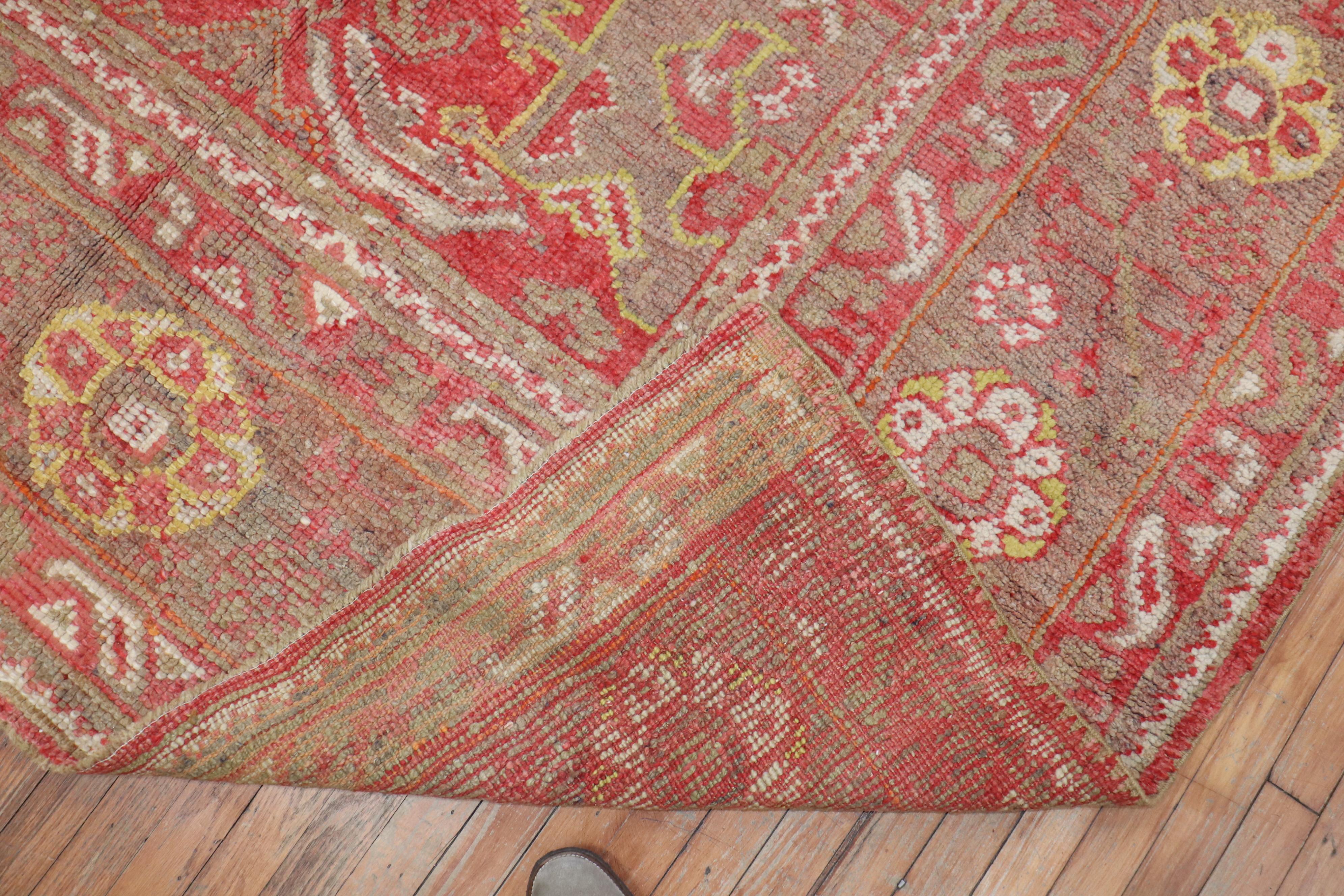 Tappeto Zabihi Collection'S Oversize Antique Oushak In condizioni buone in vendita a New York, NY