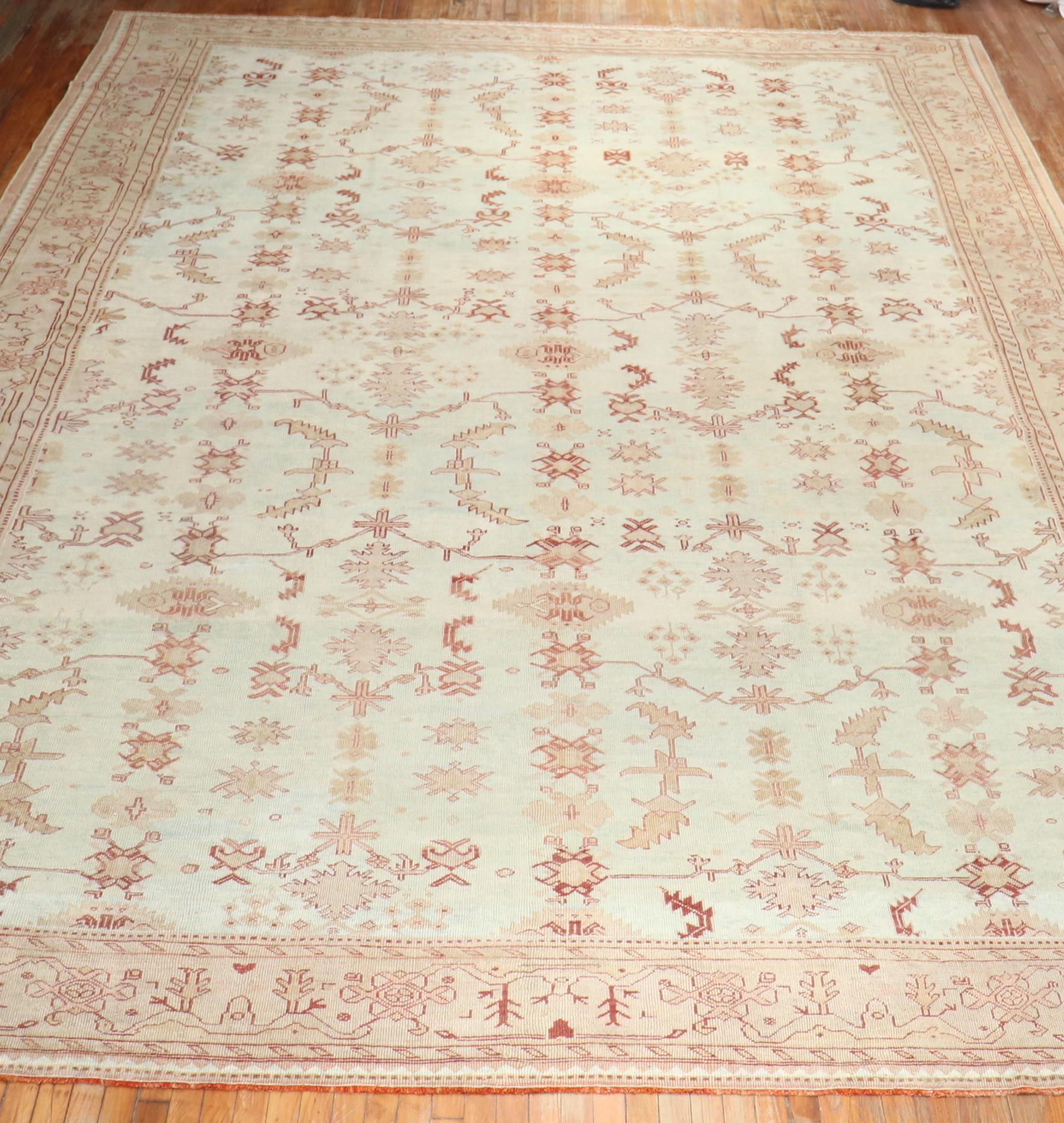 Tapis décoratif turc ancien Oushak bleu clair de la collection Zabihi surdimensionné en vente 2