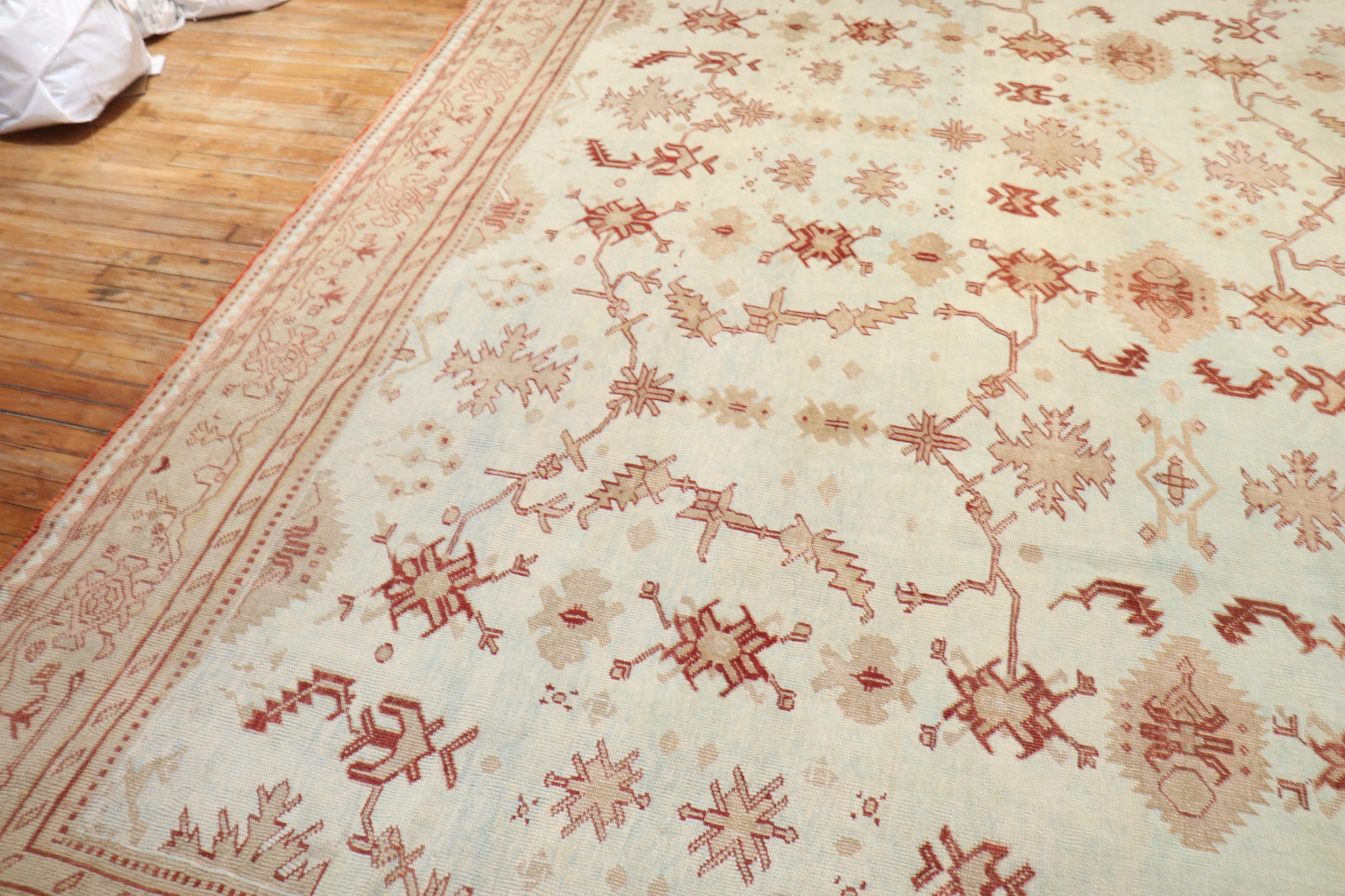 Tapis décoratif turc ancien Oushak bleu clair de la collection Zabihi surdimensionné en vente 3