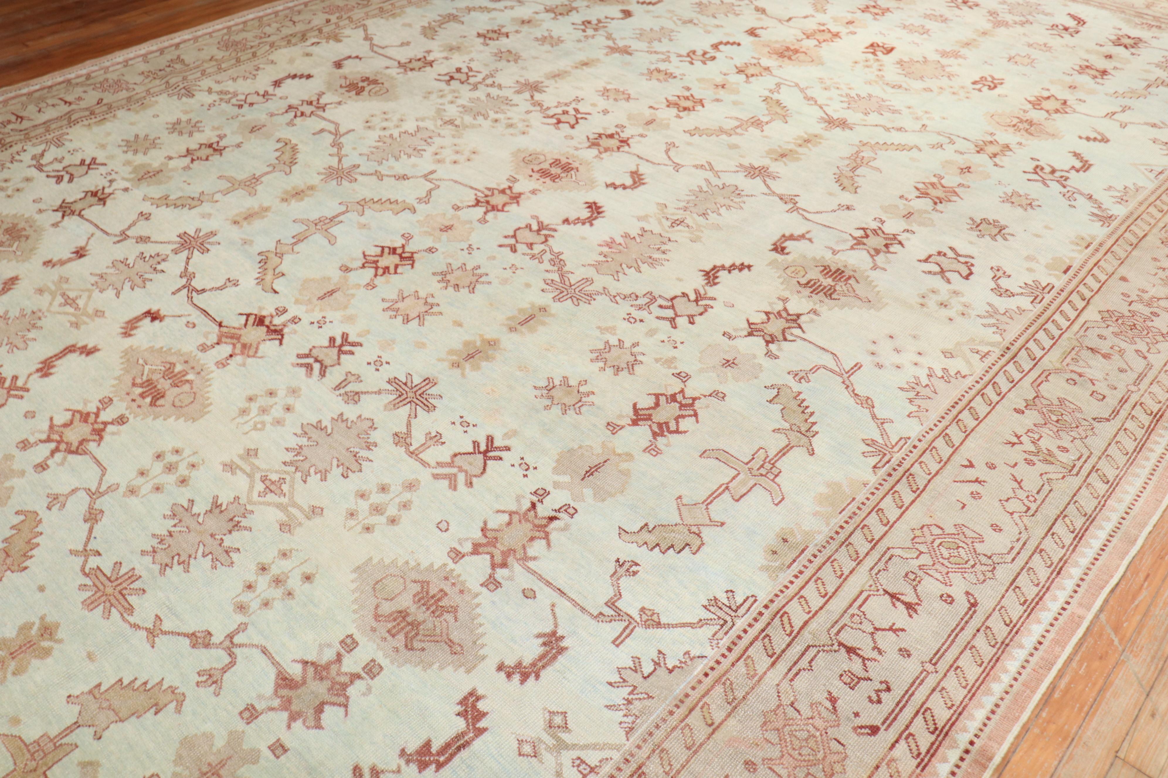 Tapis décoratif turc ancien Oushak bleu clair de la collection Zabihi surdimensionné en vente 4