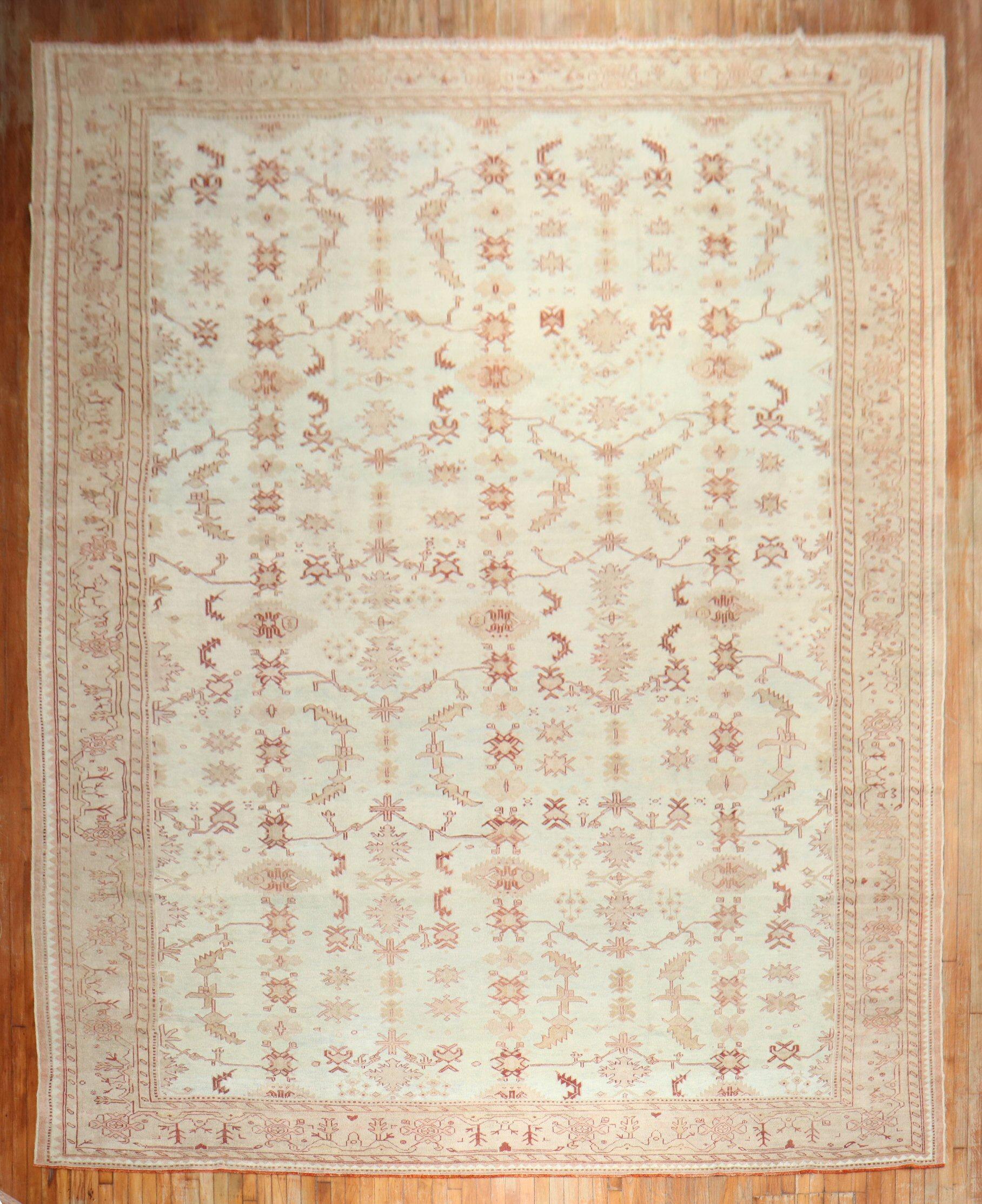 Tapis turc Oushak surdimensionné du début du 20e siècle avec un motif all-over sur un champ bleu clair.

Détails
rug no.	j2715
taille	11' 11