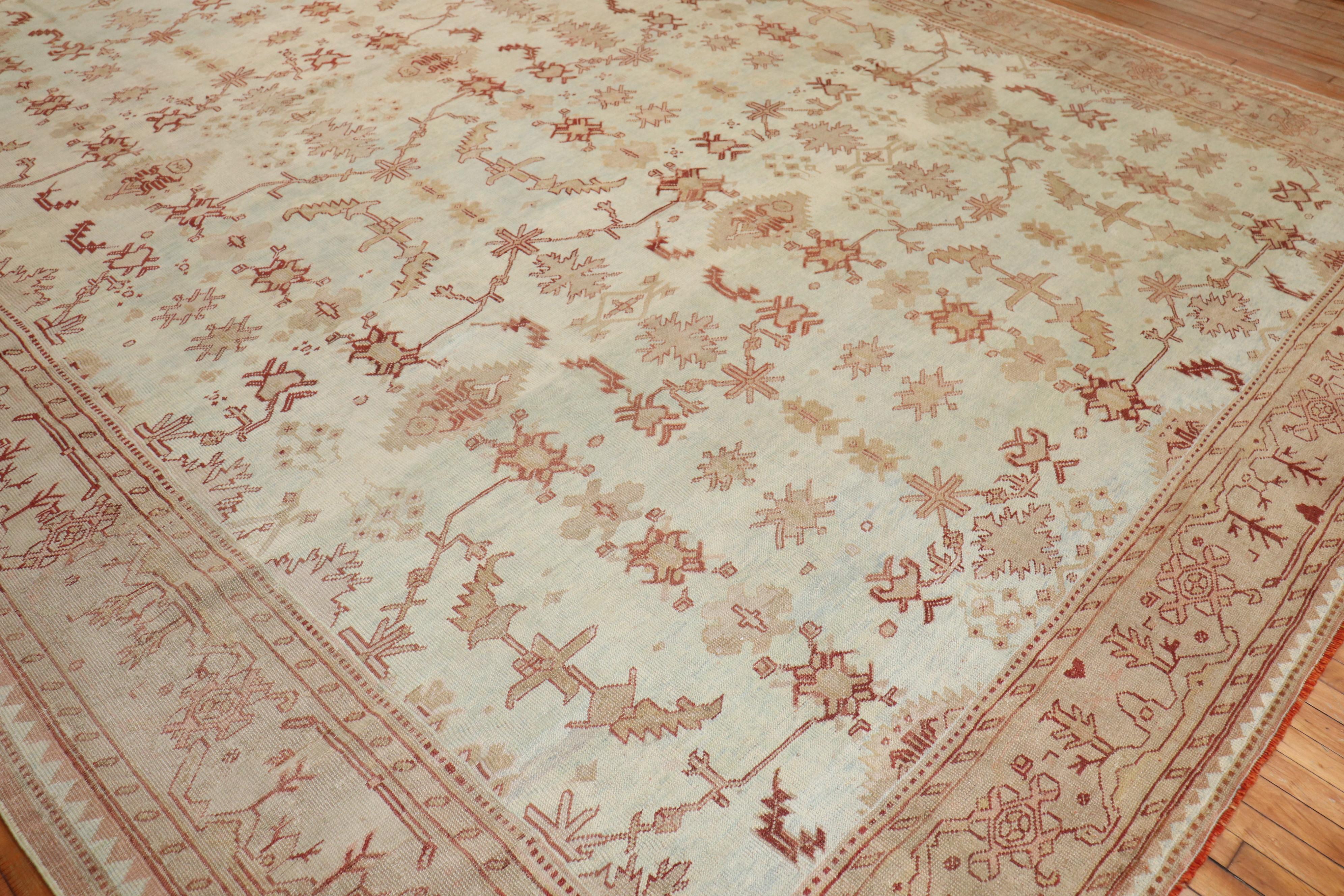 Tapis décoratif turc ancien Oushak bleu clair de la collection Zabihi surdimensionné Bon état - En vente à New York, NY