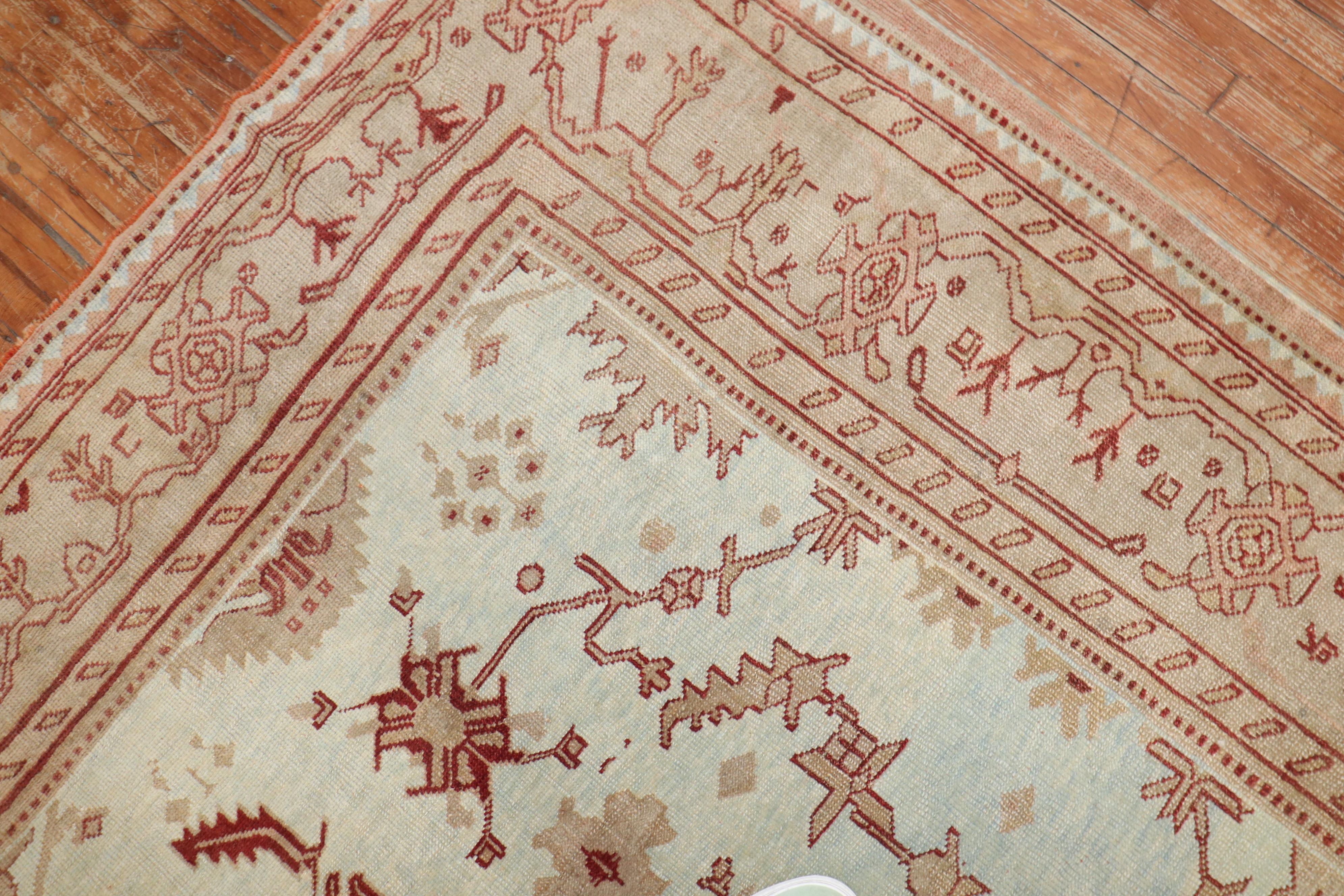 20ième siècle Tapis décoratif turc ancien Oushak bleu clair de la collection Zabihi surdimensionné en vente