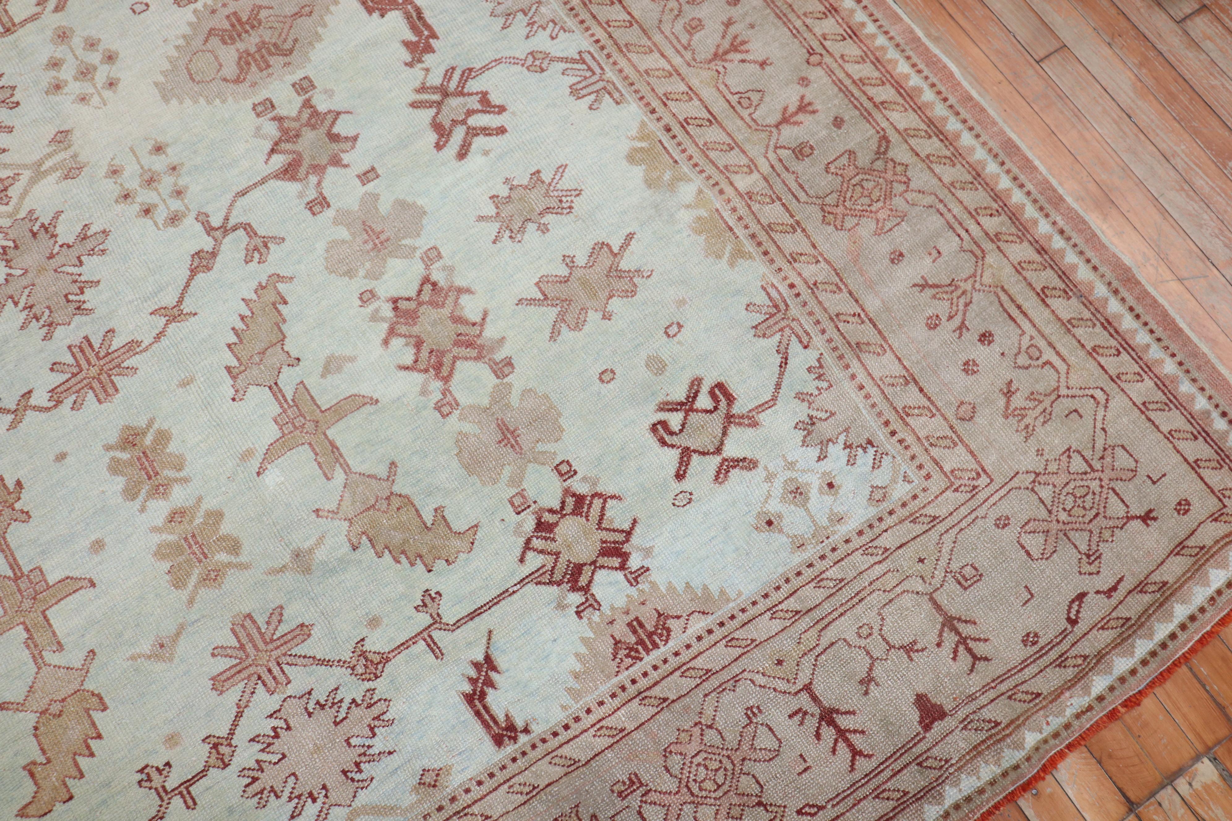 Tapis décoratif turc ancien Oushak bleu clair de la collection Zabihi surdimensionné en vente 1