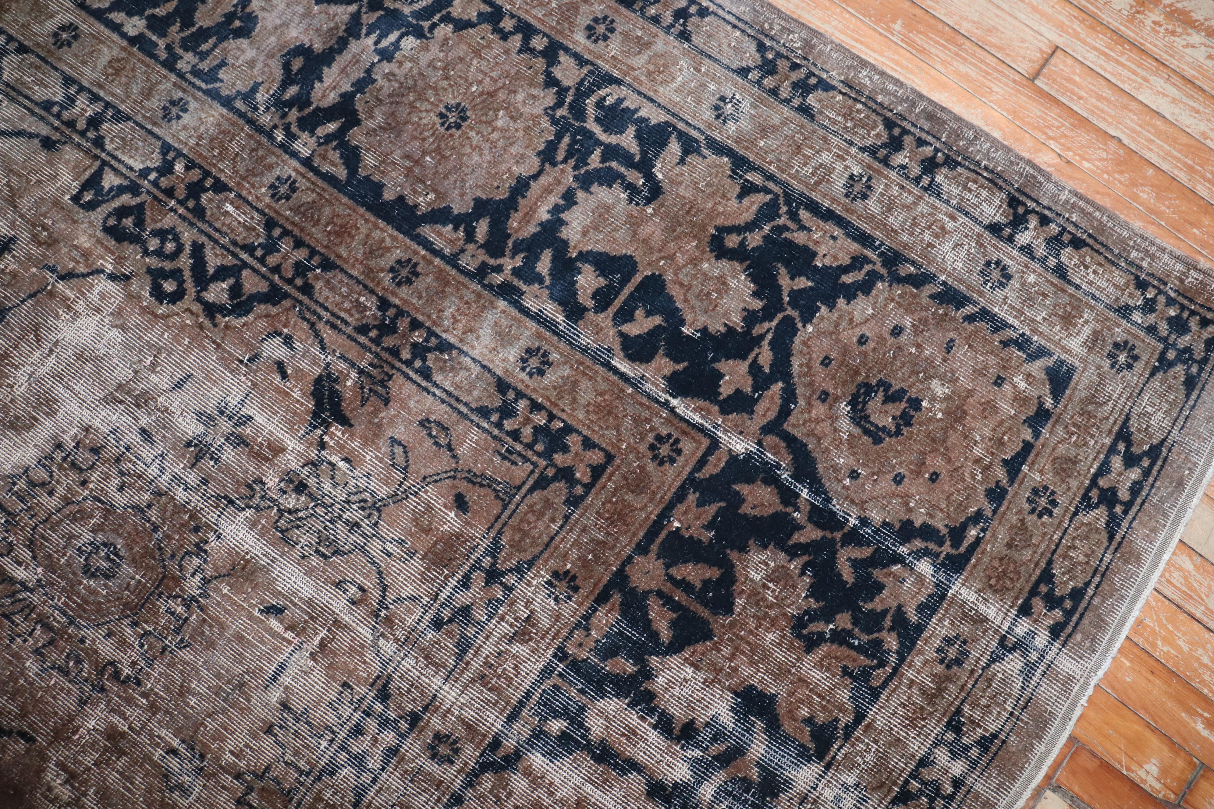 Ein übergroßer getragener traditioneller türkischer Teppich aus dem 2. Quartal des 20.

11'10'' x 15'6''