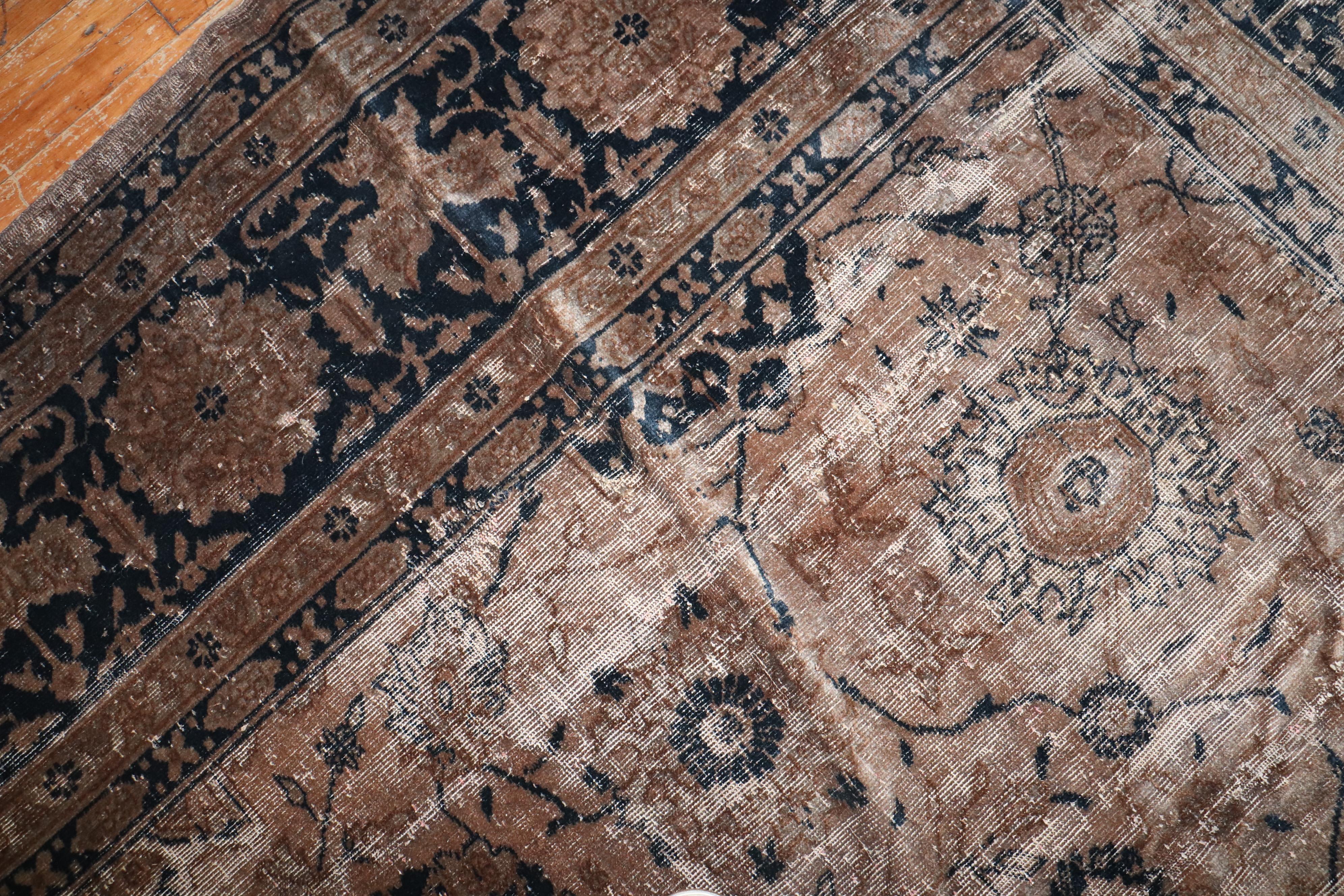 Zabihi Kollektion Oversize Distressed Teppich im Used-Look (Handgeknüpft) im Angebot