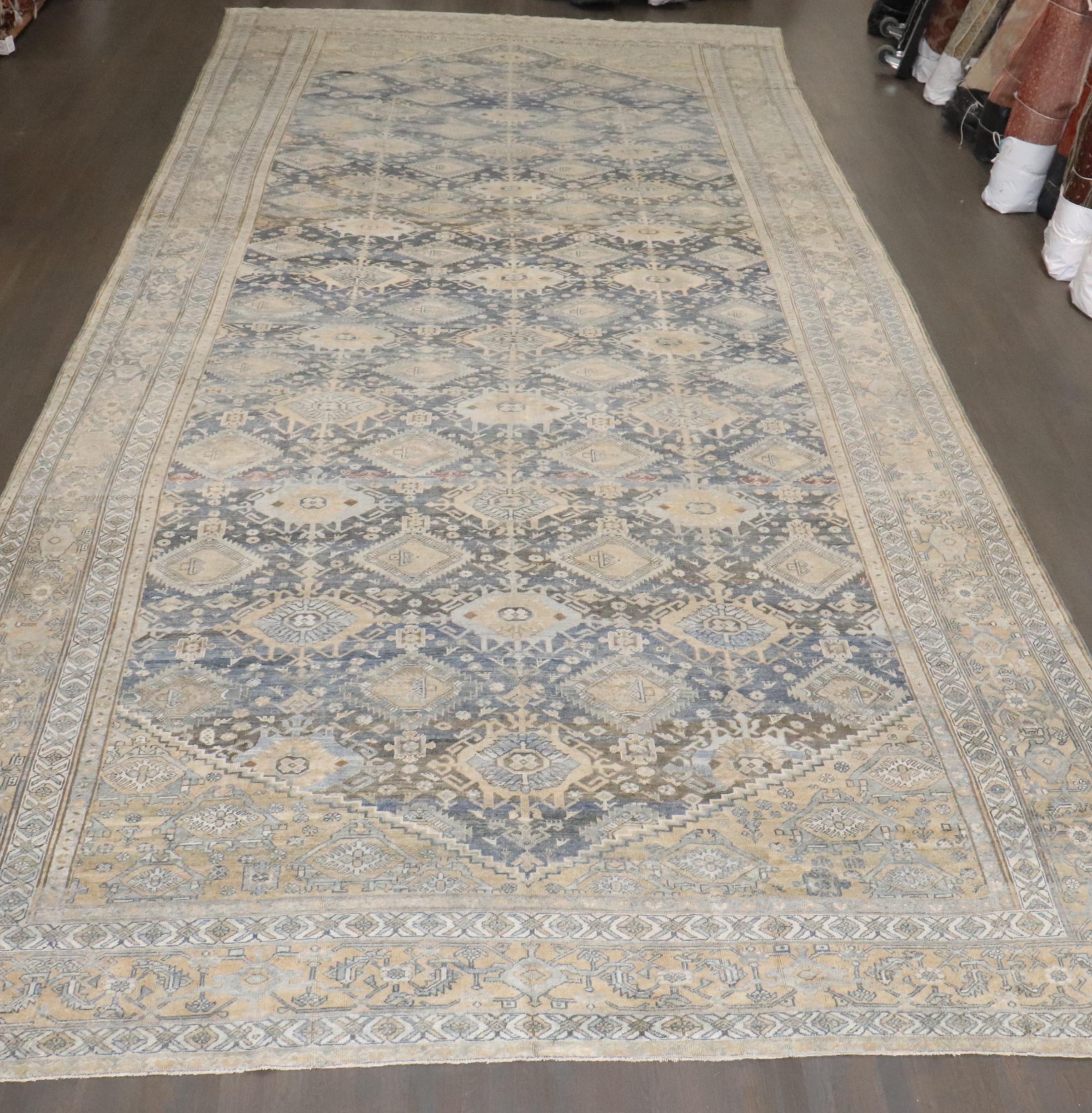 Zabihi Kollektion Oversize Geometrischer antiker persischer Malayer-Teppich in Übergröße im Angebot 5