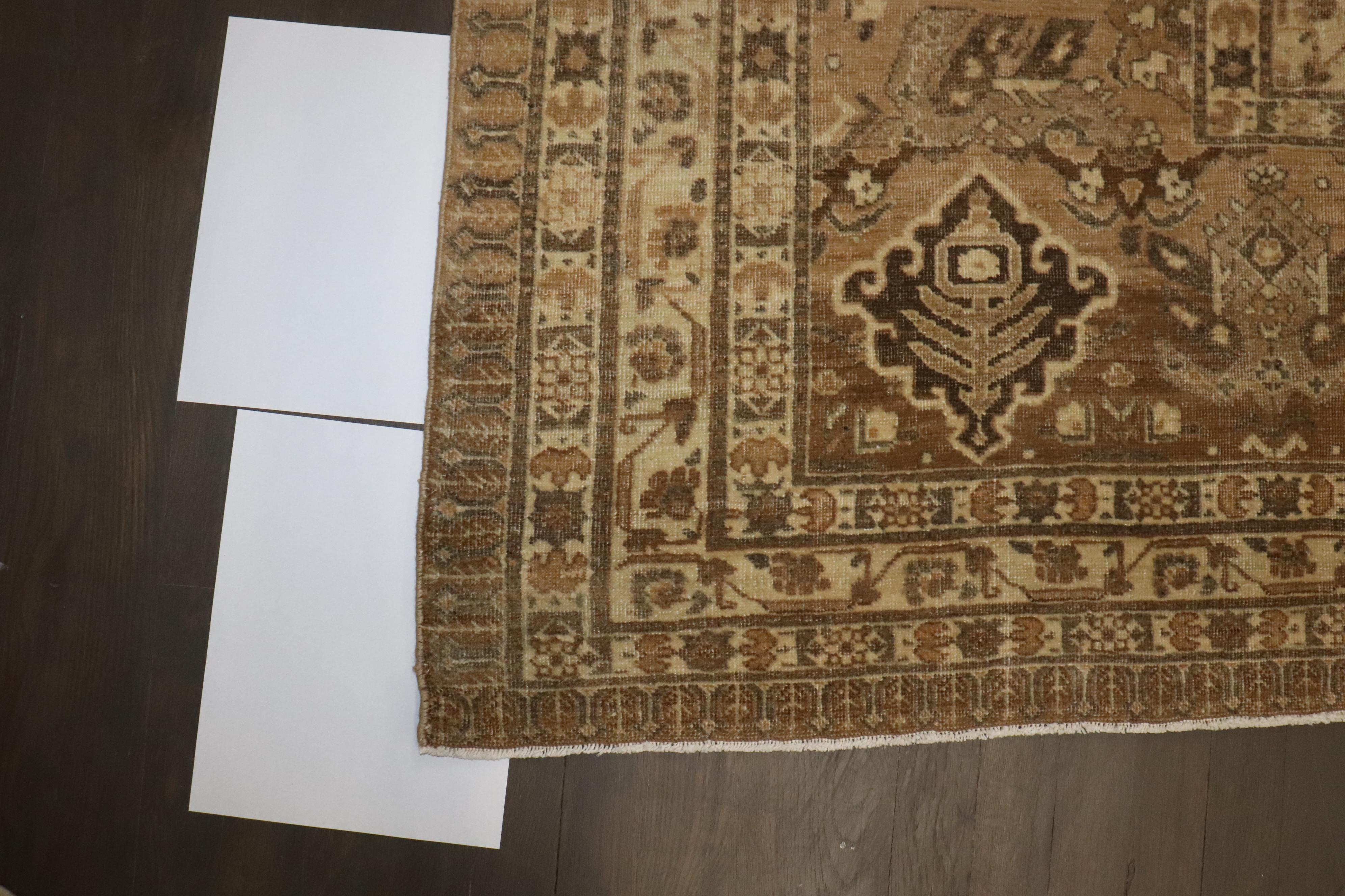 Un tappeto Tabriz persiano dei primi del Novecento, altamente decorativo, con un colore predominante marrone e ardesia. Raro design geometrico su tutta la superficie. le condizioni sono ottime

Dettagli
rug no.	10319
dimensione	15' x 20' 10