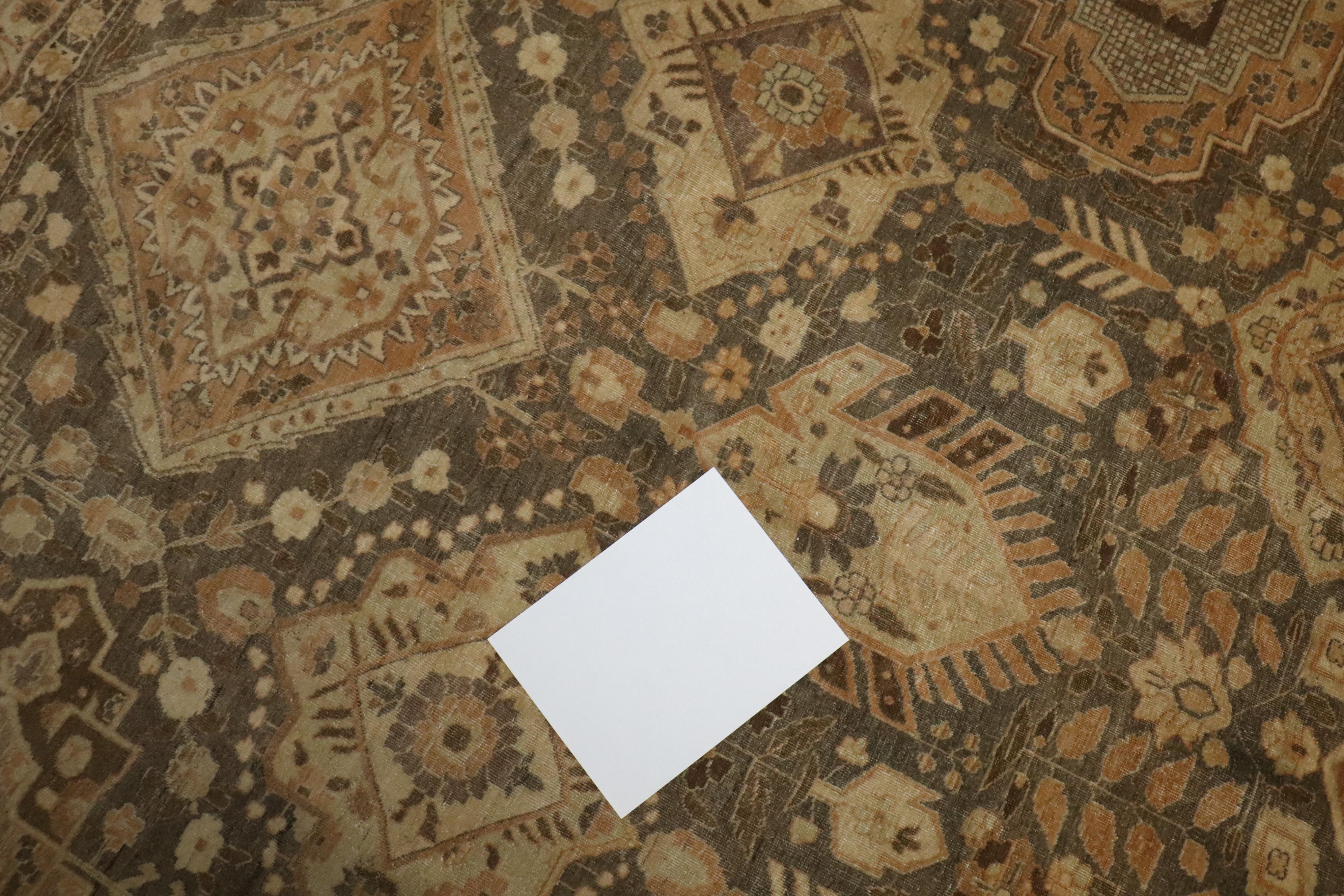 Tappeto Zabihi Collection Oversize Geometrico Antico Persiano Tabriz In condizioni buone in vendita a New York, NY