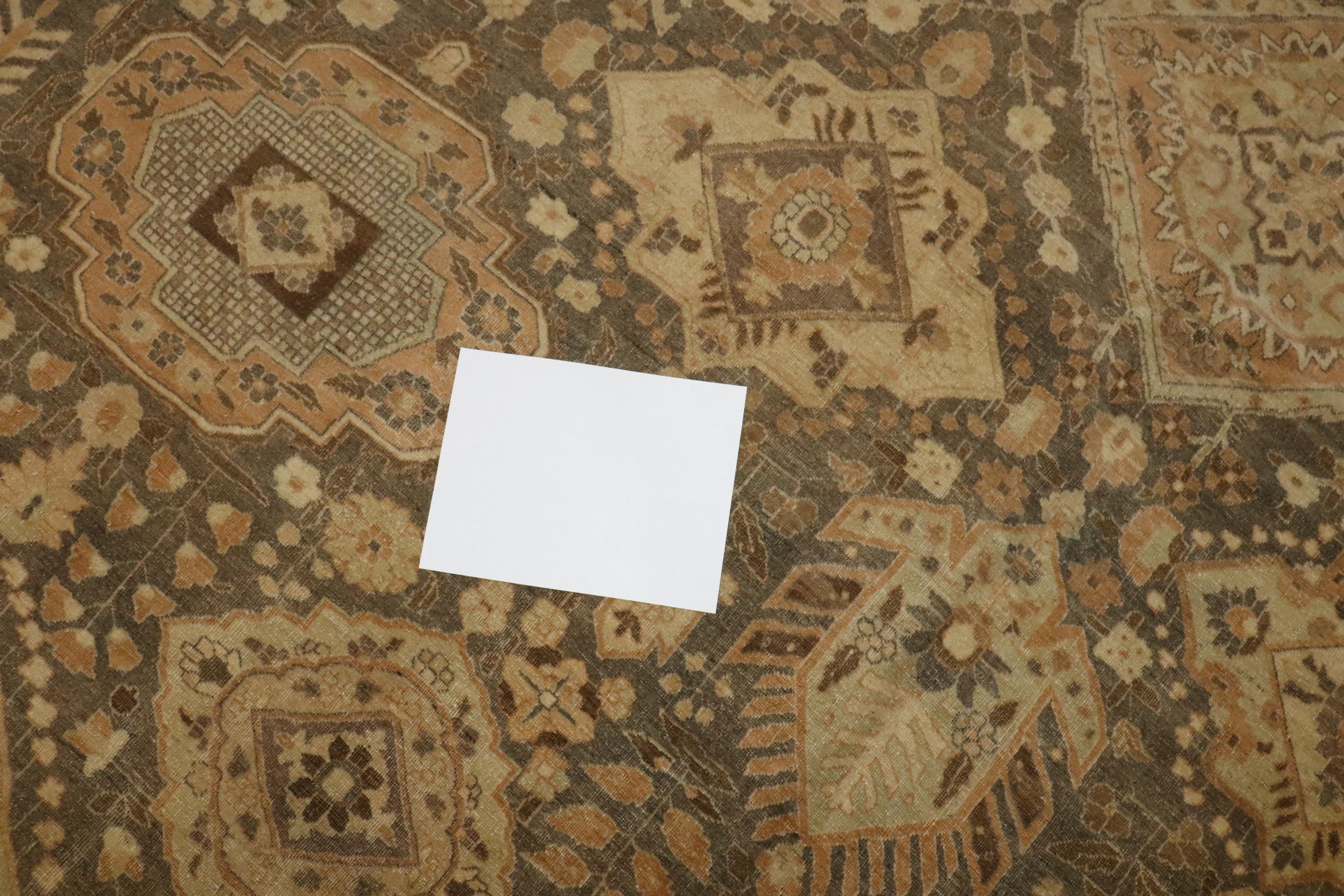 XX secolo Tappeto Zabihi Collection Oversize Geometrico Antico Persiano Tabriz in vendita