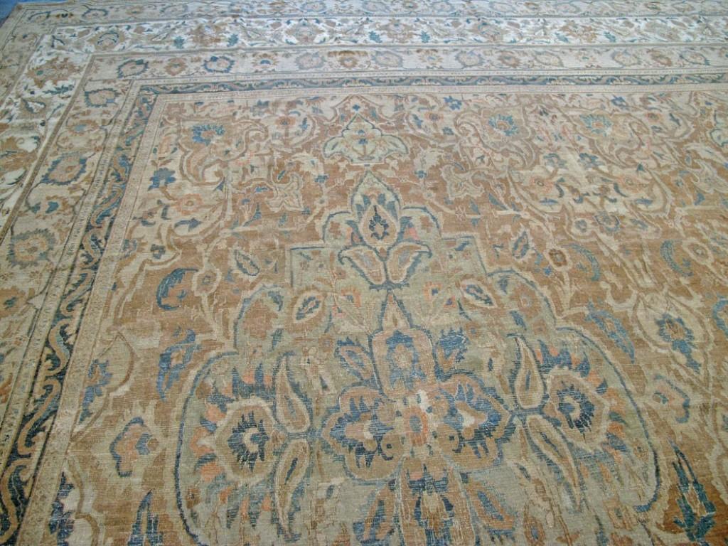 Ein formeller antiker persischer Doroksh Mansion Size Teppich aus dem späten 19. Jahrhundert in dezenten Braun- und Blautönen

Einzelheiten
Teppich nein.	10304
Größe	18' 1