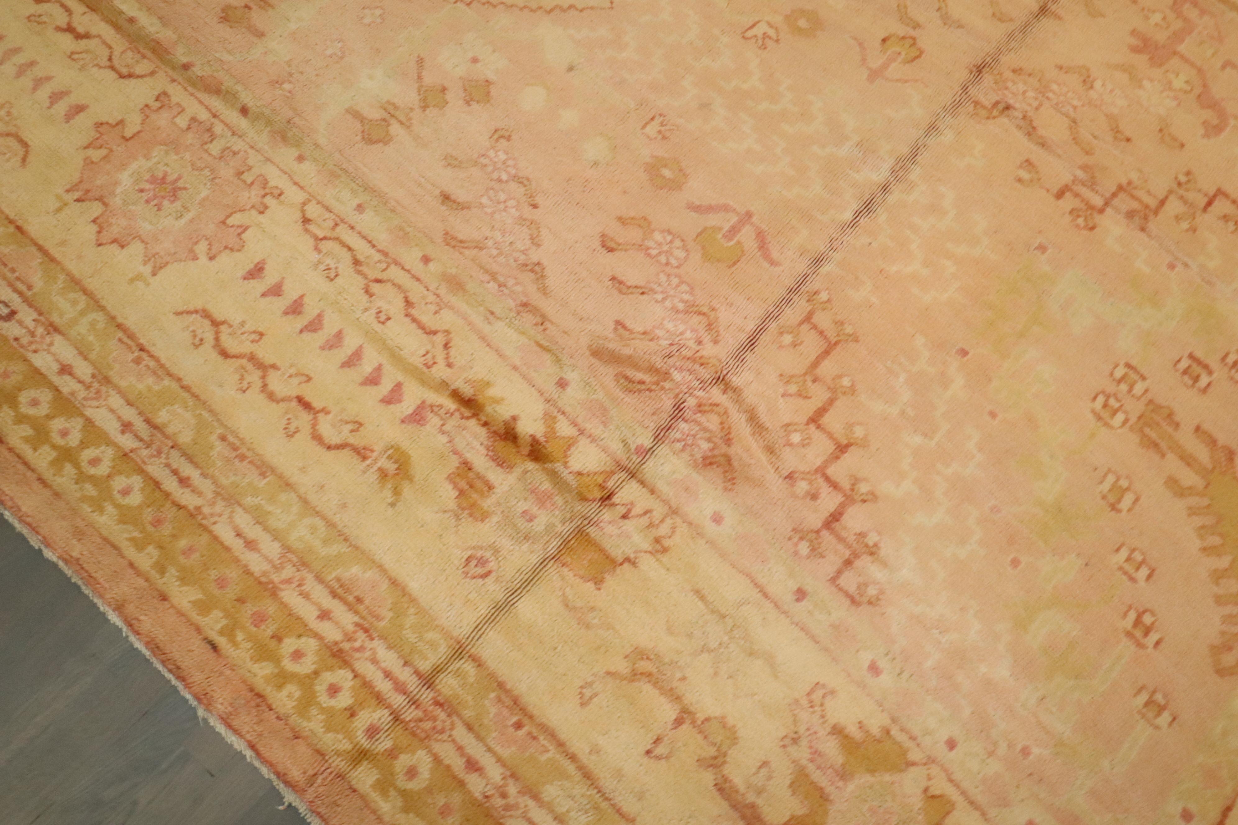 Zabihi Kollektion Oversize Rosa Gold Großer antiker türkischer Oushak-Teppich (20. Jahrhundert) im Angebot