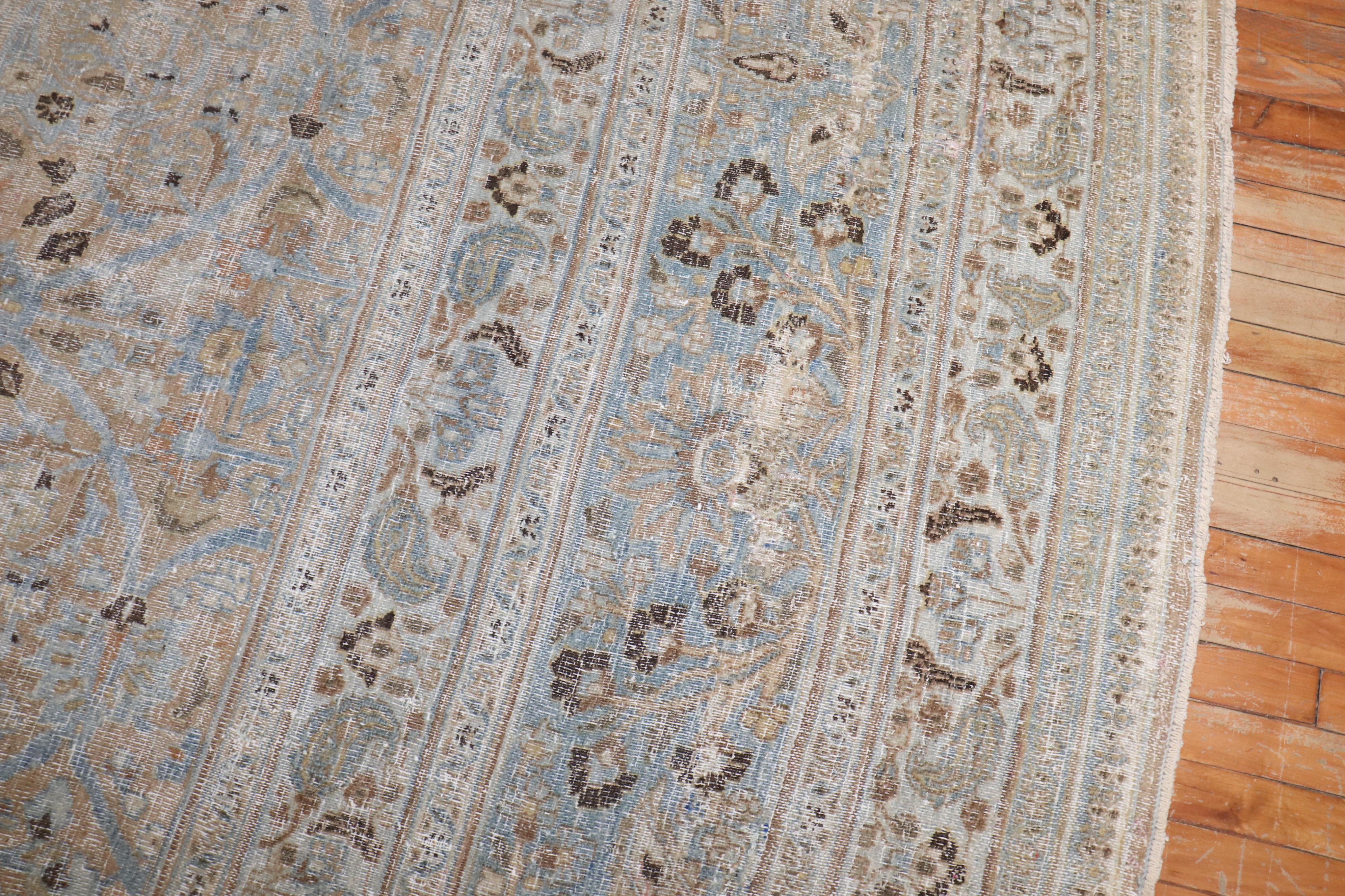 Tapis persan Doroksh du début du 20e siècle, de grande taille et de forme carrée.
Ce tapis antique persan Doroksh est une véritable curiosité. Il contient un bouquet de fleurs tissé de façon complexe qui est à la fois élégant et masculin (une