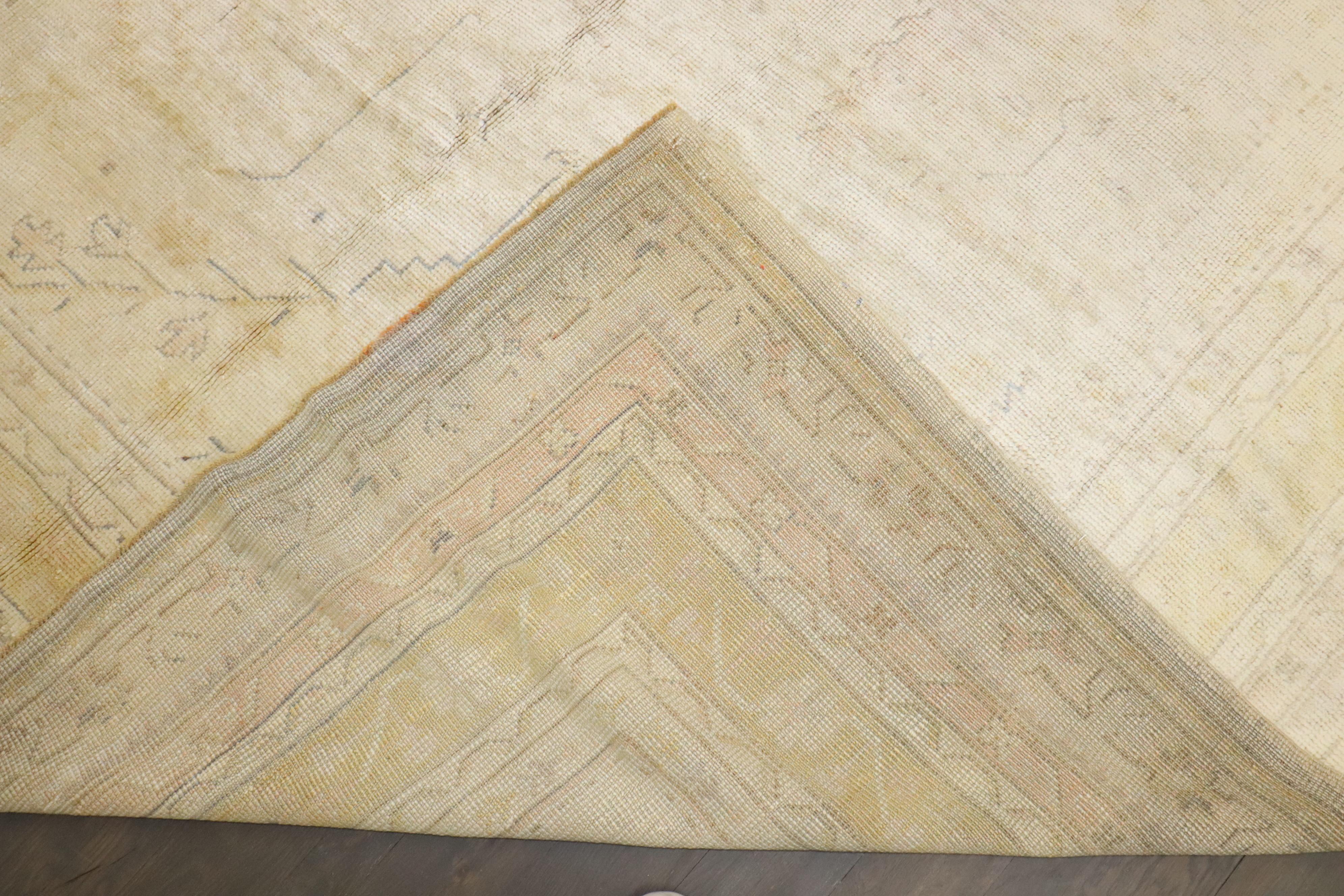 Zabihi Collection Oversize Square Antique Turkish Oushak Pale Color Rug Tejido a mano en venta
