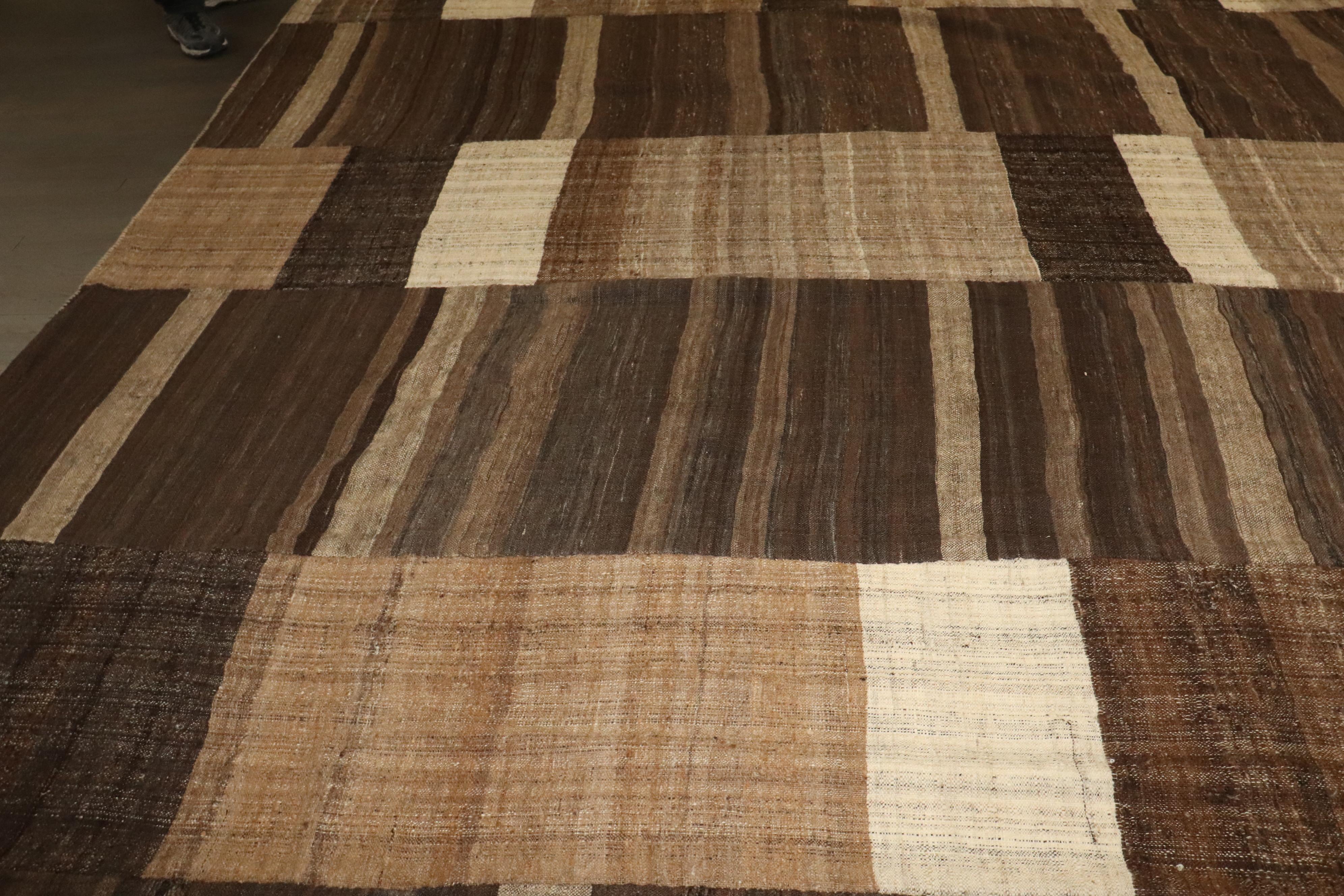 Zabihi Collection Oversize Square Persian Kilim im Angebot 2