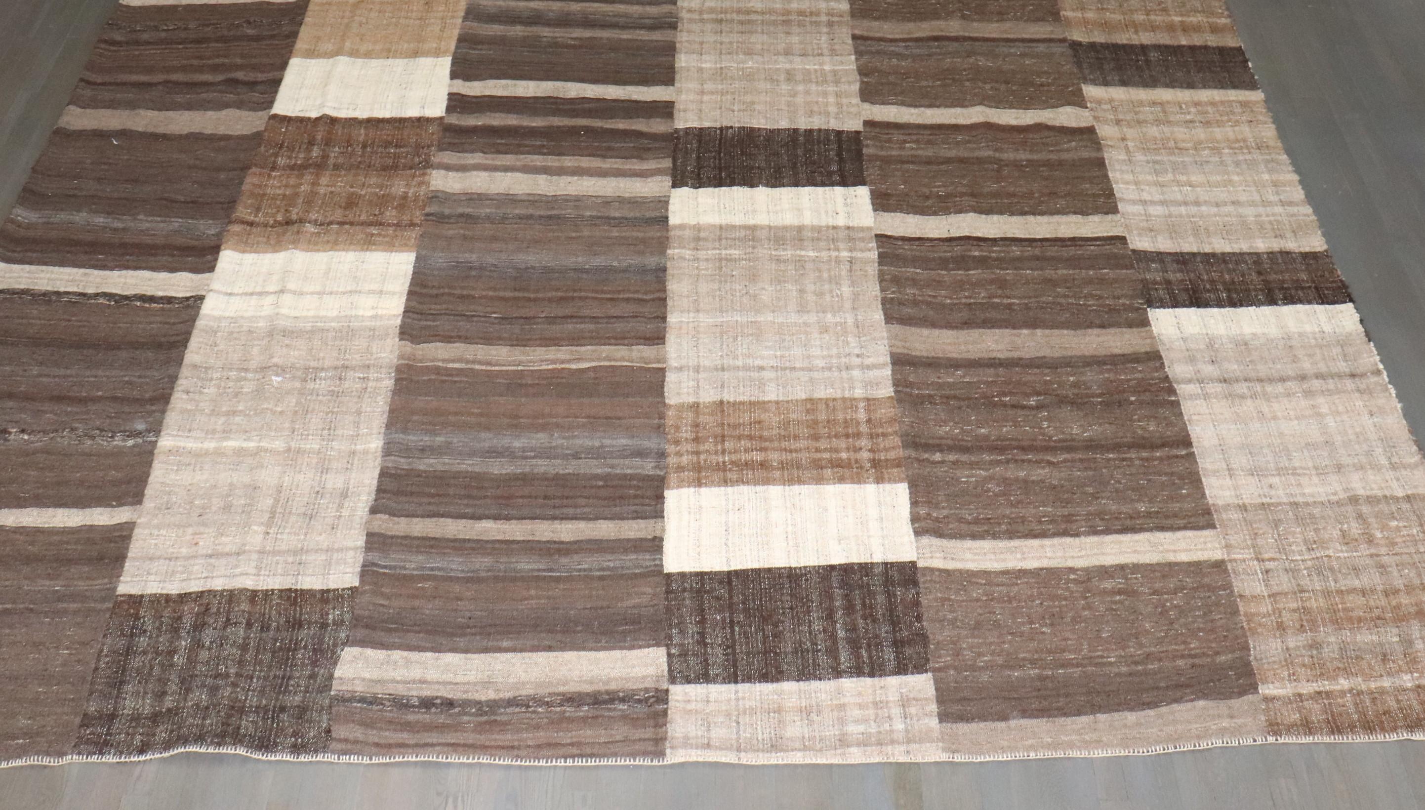 Zabihi Collection Oversize Square Persian Kilim (Skandinavische Moderne) im Angebot